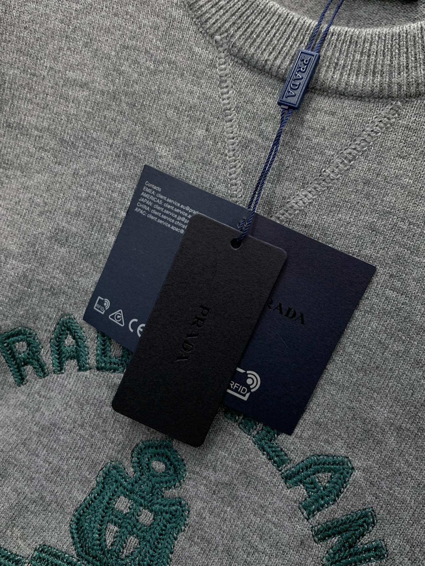 ，PRADA 普拉达，2025秋季最新品，专柜同步有售，时尚休闲圆领长袖针织毛衣，进口原版面料，做工极为