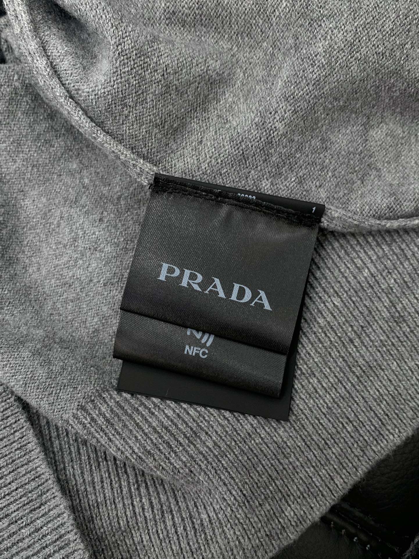 ，PRADA 普拉达，2025秋季最新品，专柜同步有售，时尚休闲圆领长袖针织毛衣，进口原版面料，做工极为