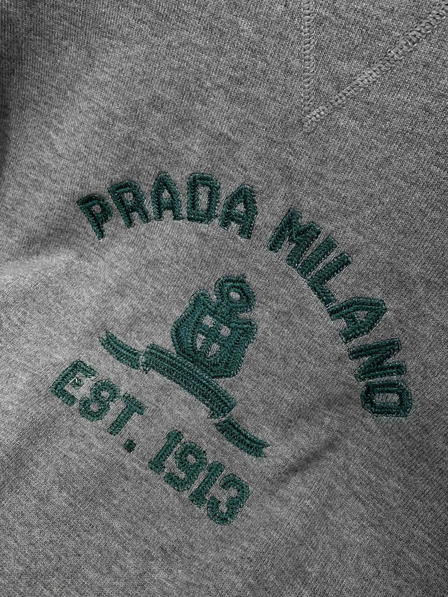 ，PRADA 普拉达，2025秋季最新品，专柜同步有售，时尚休闲圆领长袖针织毛衣，进口原版面料，做工极为