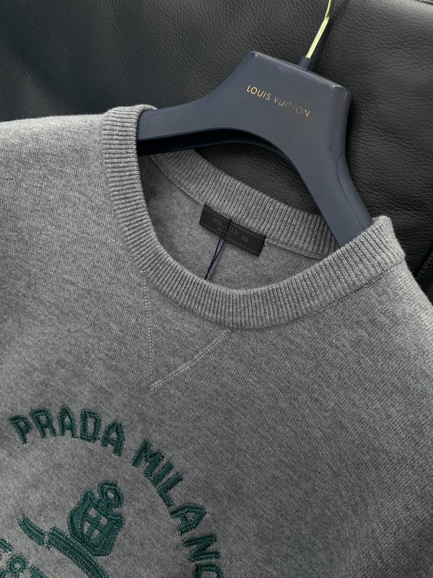 ，PRADA 普拉达，2025秋季最新品，专柜同步有售，时尚休闲圆领长袖针织毛衣，进口原版面料，做工极为