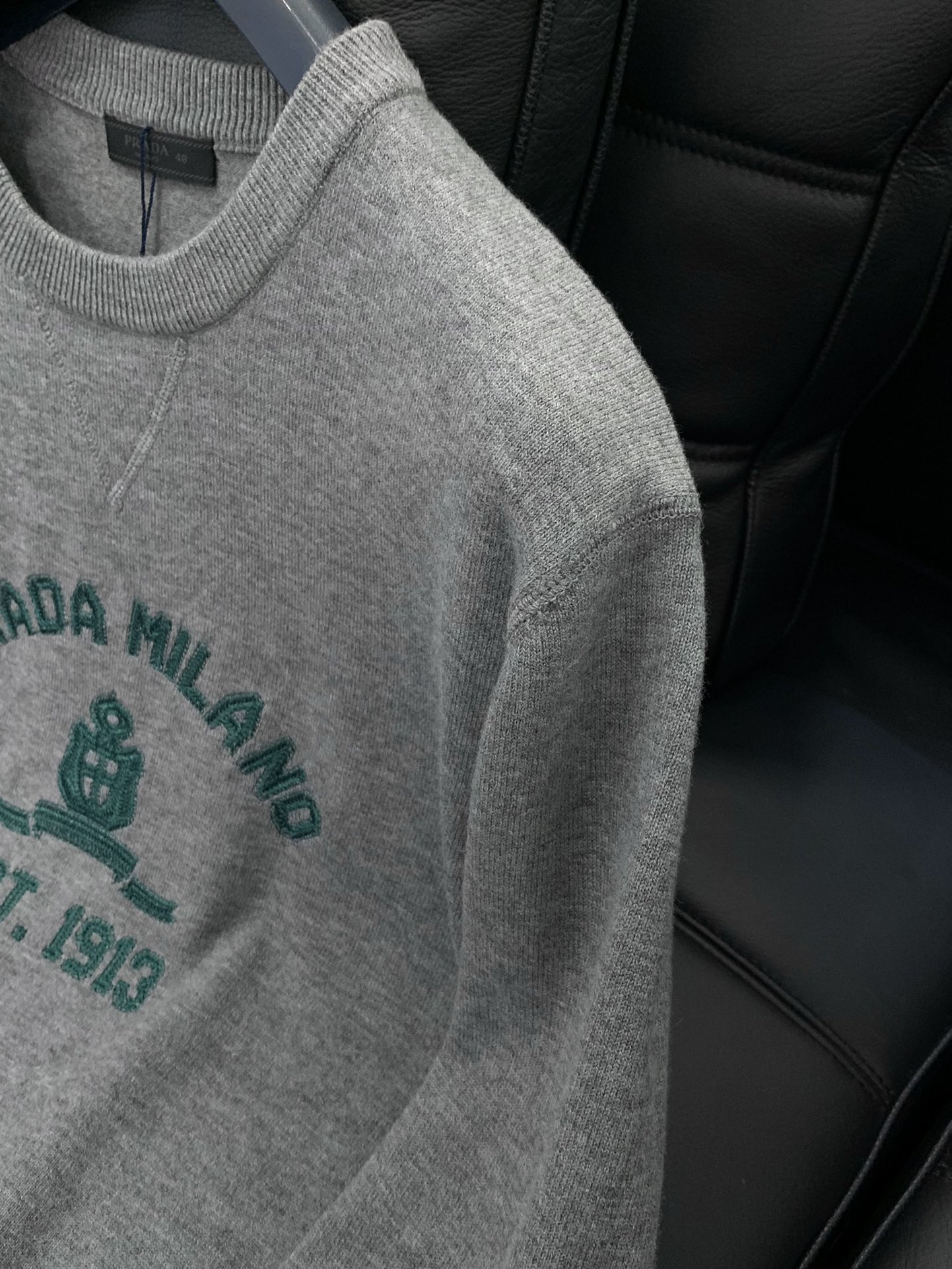 ，PRADA 普拉达，2025秋季最新品，专柜同步有售，时尚休闲圆领长袖针织毛衣，进口原版面料，做工极为