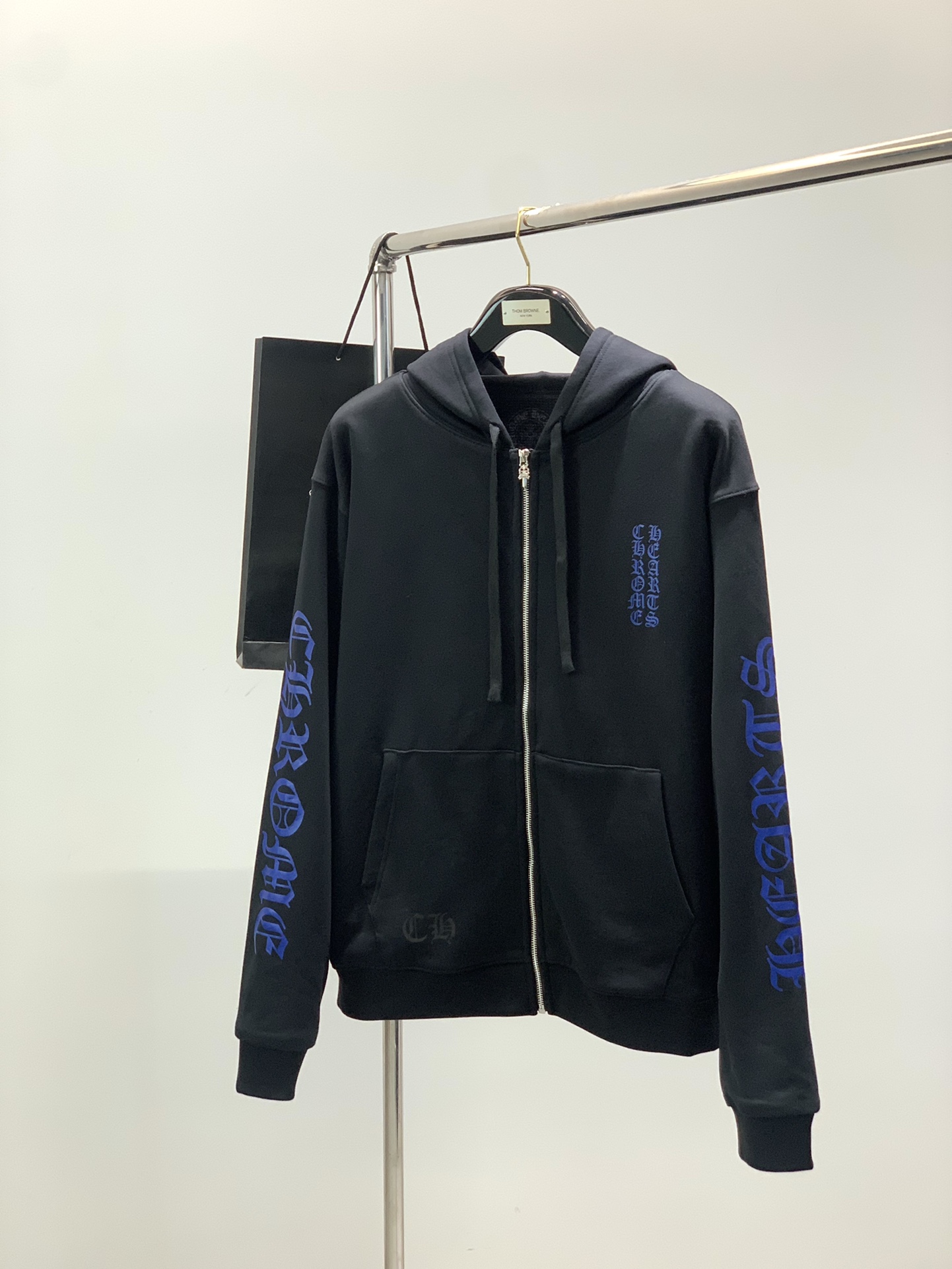 NO:546032,,Chrome Hearts, 2025 autumn new products, special counters are available at the same time, original singles, fashionable and casual hooded jackets, imported original fabrics, top-grade printed craft letter pattern logo, original hardware and accessories decoration, unique design, counter looks, fashionable and handsome upper body, S-XL, chrome hearts, chrome hearts, jackets & coats, hats, alexander wang19860909,Chrome Hearts 克罗心,2025秋季新品,专柜同步有售,原单狠货,时尚休闲连帽外套,采用进口原版面料,顶级印花工艺字母图案logo,原版五金辅料装饰,独特设计,专柜卖相,上身时尚帅气,码数S-XL,,chrome hearts,chrome hearts,jackets & coats,hats,alexander wang,Men's clothing