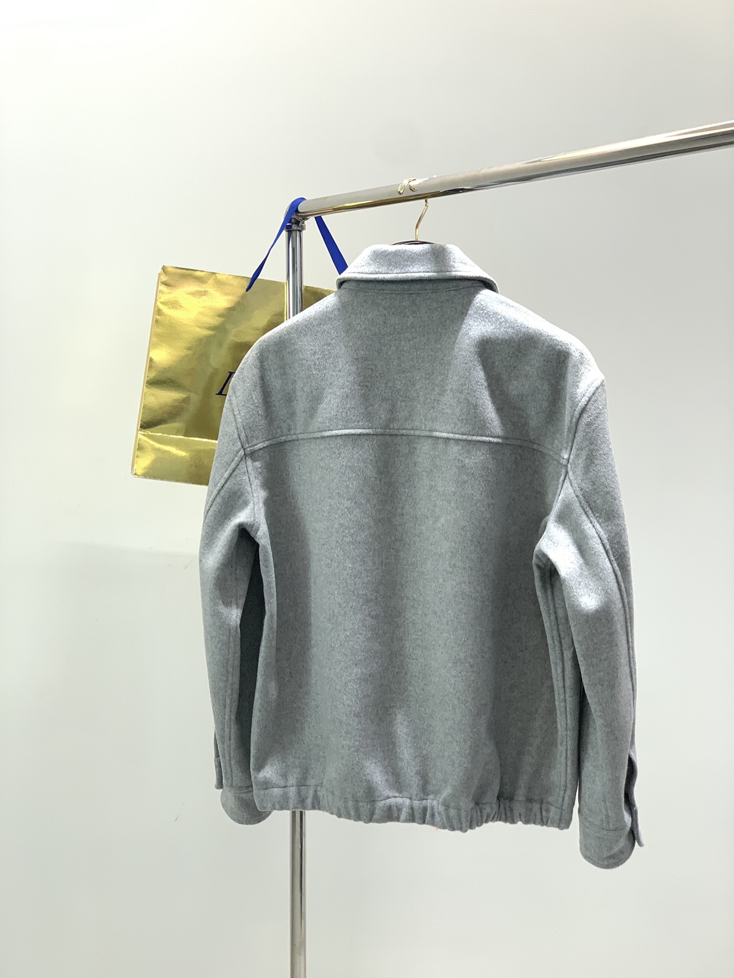 ，miu miu 2025秋冬最新品，专柜同步有售，原单狠货，时尚休闲夹克翻领外套，进口原版面料，上身舒