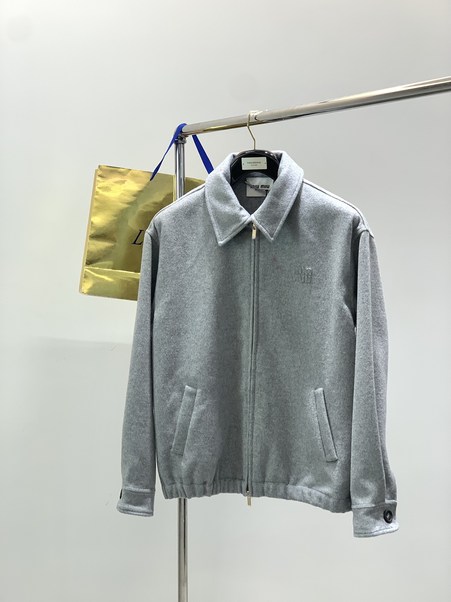 NO:546011,,miu miu miu 2025 autumn and winter latest products, special counters are available at the same time, original singles, fashionable casual jacket lapel jacket, imported original fabric, comfortable and breathable upper body, top-grade embroidery craft letter pattern decoration logo, original hardware and auxiliary decoration, extremely high grade, comfortable and versatile, handsome upper body, size 36-40 Size 363840 Length 666870 Bust 6062.565 Shoulder width 52.85455.2 Sleeve length 57.258.459.6,,miumiu, jackets & coats, jackets & coats, alexander wang19860909,miu miu 2025秋冬最新品,专柜同步有售,原单狠货,时尚休闲夹克翻领外套,进口原版面料,上身舒适透气,顶级刺绣工艺字母图案装饰logo,原版五金辅料装饰,档次极高,舒适百搭,上身帅气十足,码数36-40 尺码363840 衣长666870 胸围6062.565 肩宽52.85455.2 袖长57.258.459.6,,miumiu,jackets & coats,jackets & coats,alexander wang,Men's clothing