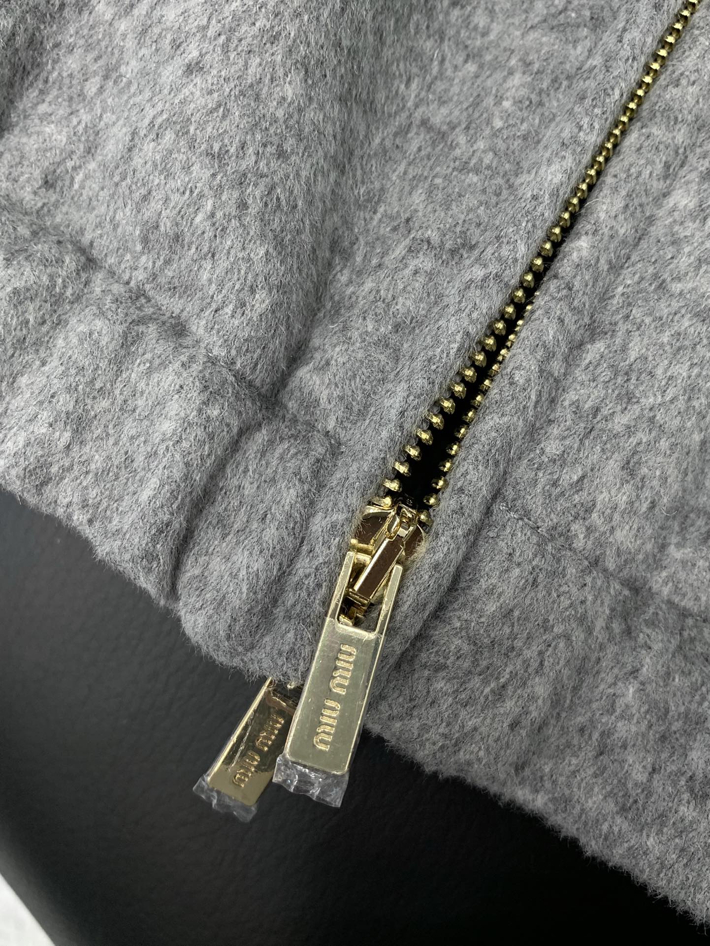 ，miu miu 2025秋冬最新品，专柜同步有售，原单狠货，时尚休闲夹克翻领外套，进口原版面料，上身舒