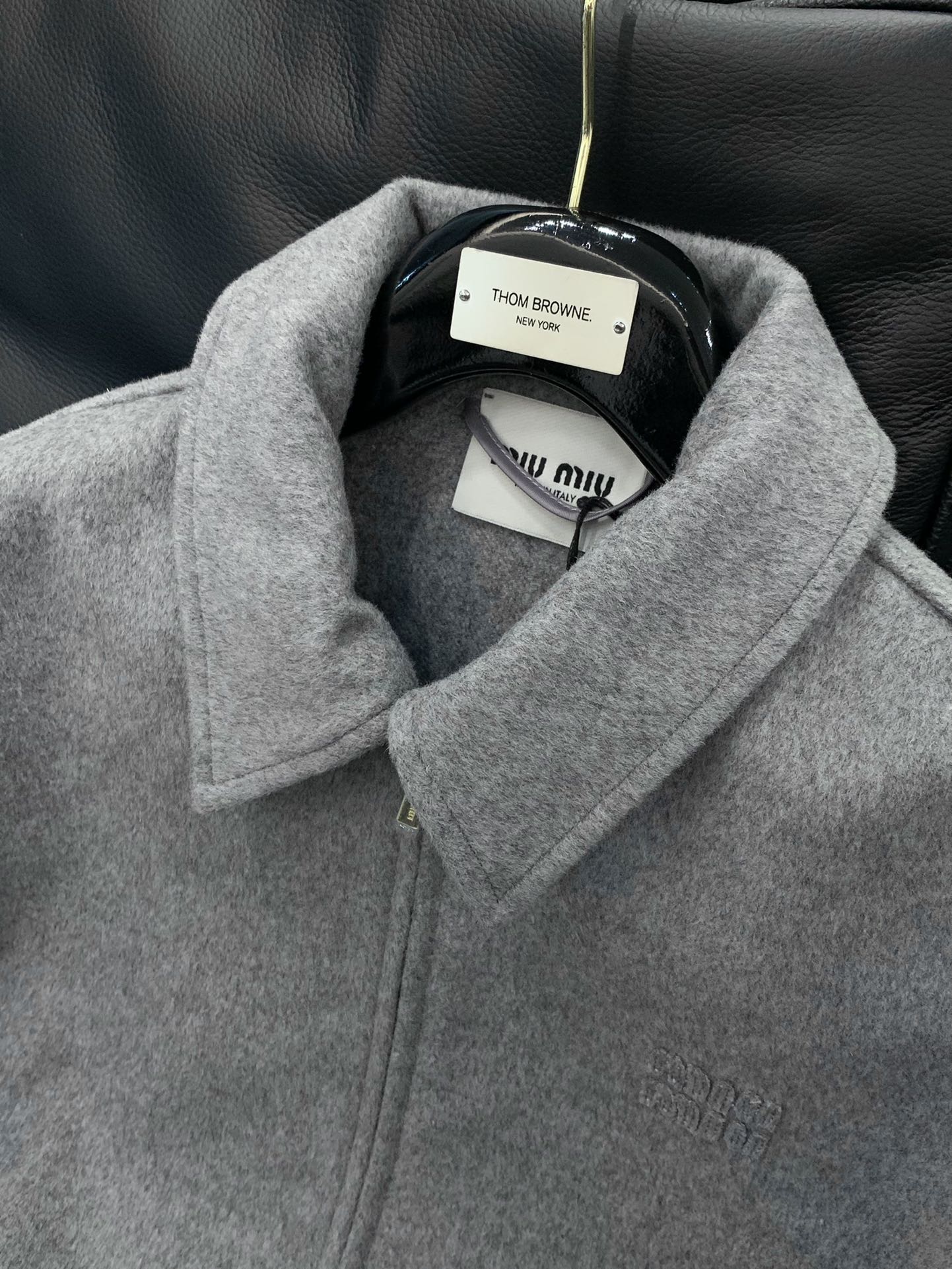 ，miu miu 2025秋冬最新品，专柜同步有售，原单狠货，时尚休闲夹克翻领外套，进口原版面料，上身舒