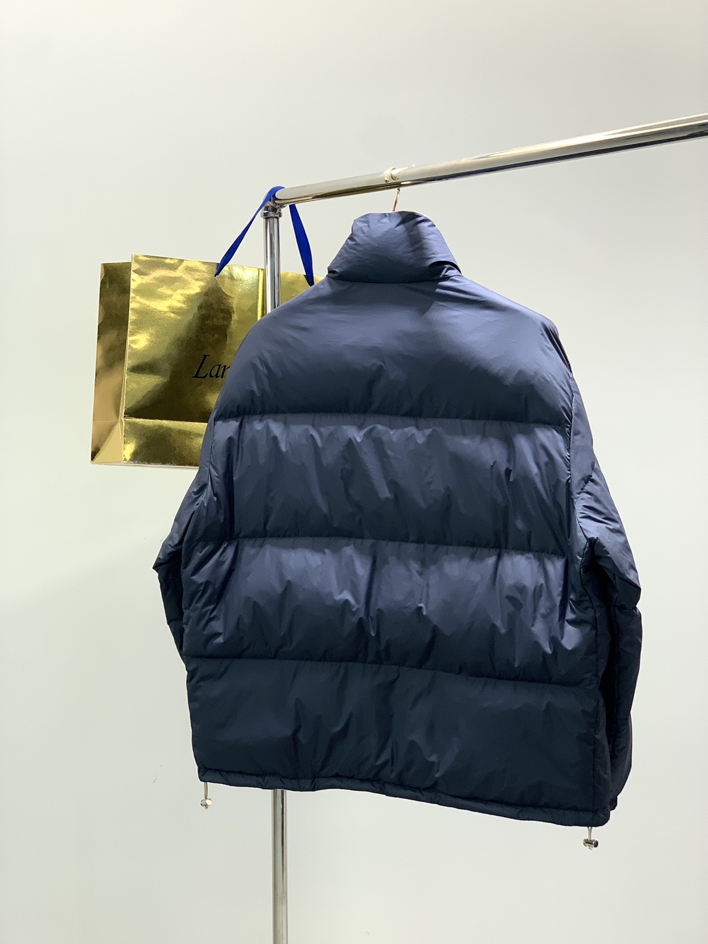 NO:546079,, miu miu 2025 winter latest products, available at counters simultaneously, original goods, fashionable and casual reversible down jacket, imported original fabrics, comfortable and breathable upper body, top-notch printing technology letter pattern decorative logo, original hardware accessories decoration, extremely high-grade, comfortable and versatile, handsome upper body, size S-XL size SMLXL length 68707274 bust 128132144148  Shoulder width 51535557 Sleeve length 59606263,,miumiu,jackets & coats,down jacket,alexander wang19860909,miu miu 2025冬季最新品,专柜同步有售,原单狠货,时尚休闲两面穿羽绒服外套,进口原版面料,上身舒适透气,顶级印花工艺字母图案装饰logo,原版五金辅料装饰,档次极高,舒适百搭,上身帅气十足,码数S-XL 尺码SMLXL 衣长68707274 胸围128132144148 肩宽51535557 袖长59606263,,miumiu,jackets & coats,down jacket,alexander wang,Men's clothing