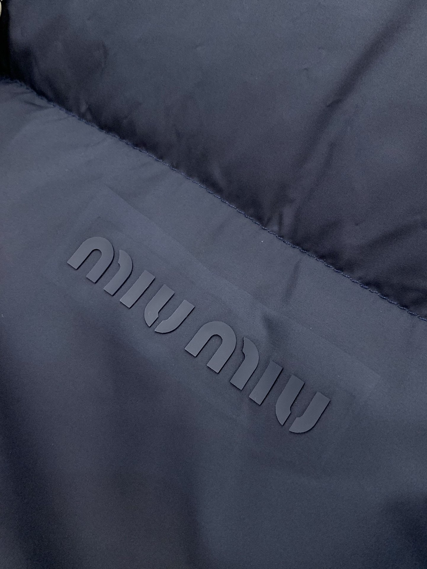 ，miu miu 2025冬季最新品，专柜同步有售，原单狠货，时尚休闲两面穿羽绒服外套，进口原版面料，上