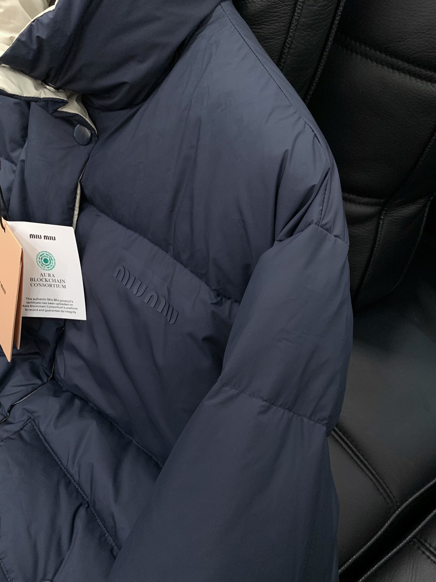 ，miu miu 2025冬季最新品，专柜同步有售，原单狠货，时尚休闲两面穿羽绒服外套，进口原版面料，上