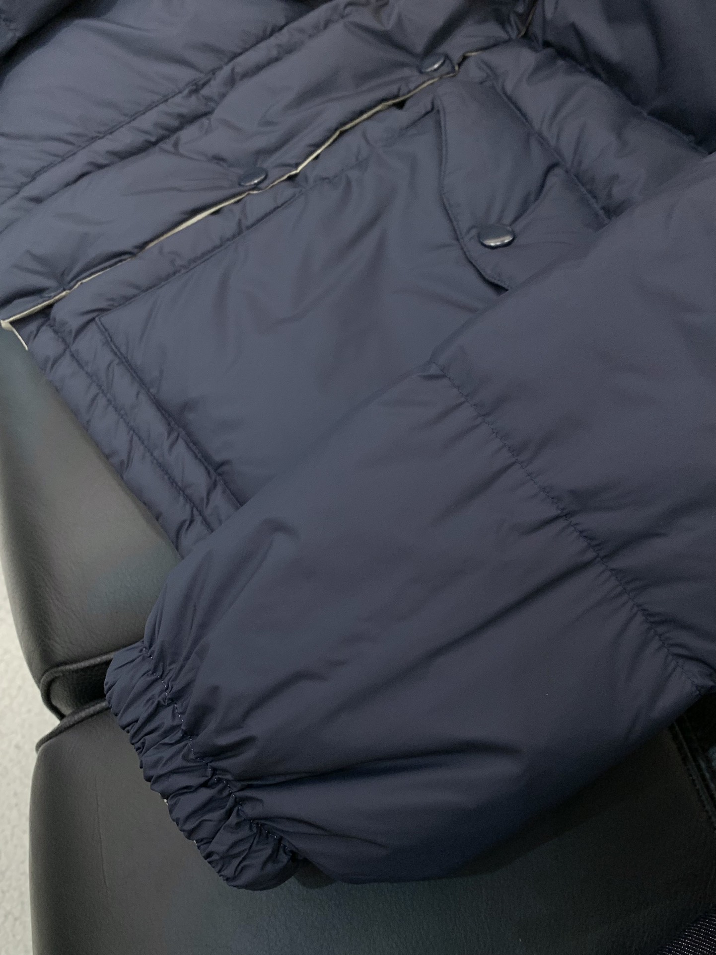 ，miu miu 2025冬季最新品，专柜同步有售，原单狠货，时尚休闲两面穿羽绒服外套，进口原版面料，上