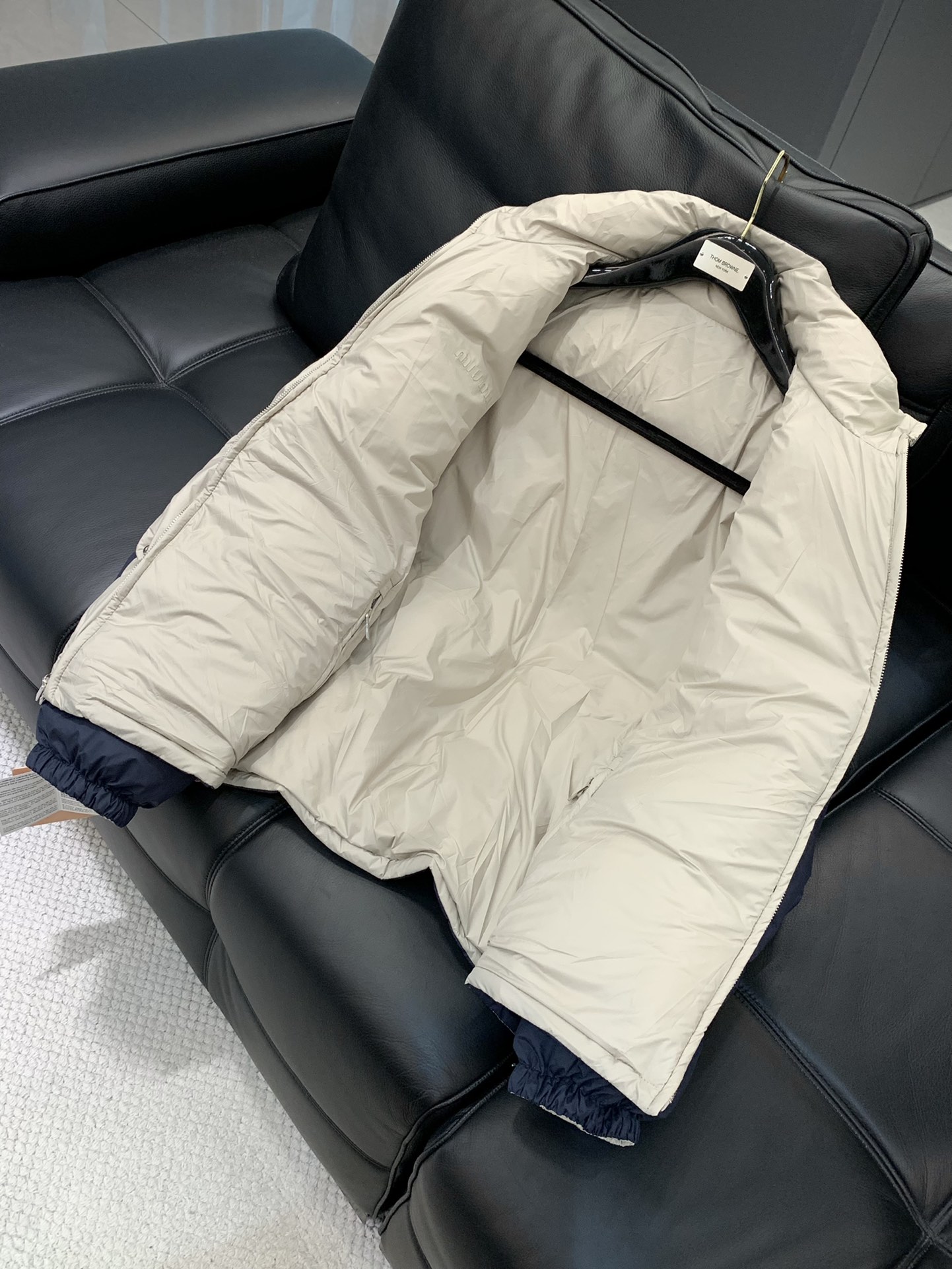 ，miu miu 2025冬季最新品，专柜同步有售，原单狠货，时尚休闲两面穿羽绒服外套，进口原版面料，上