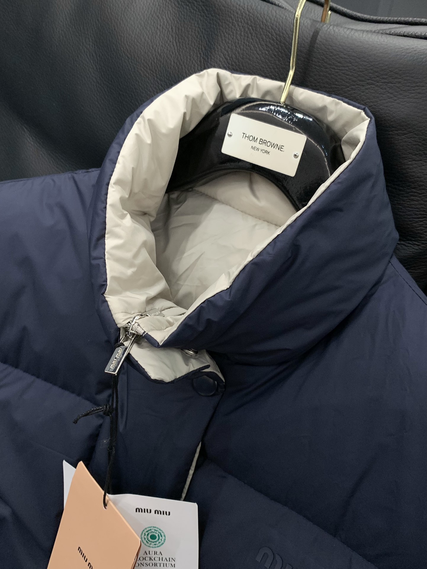，miu miu 2025冬季最新品，专柜同步有售，原单狠货，时尚休闲两面穿羽绒服外套，进口原版面料，上