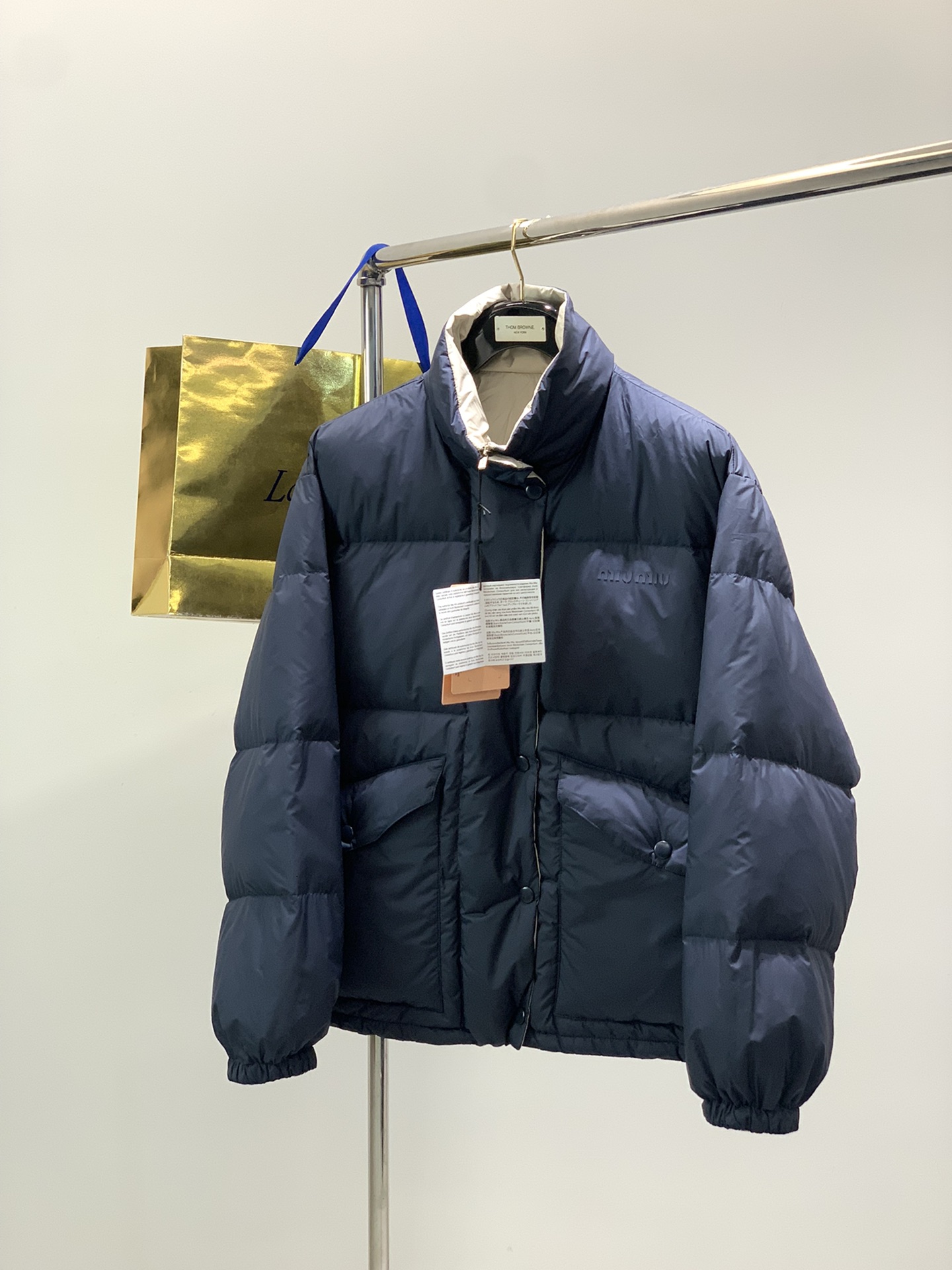 ，miu miu 2025冬季最新品，专柜同步有售，原单狠货，时尚休闲两面穿羽绒服外套，进口原版面料，上