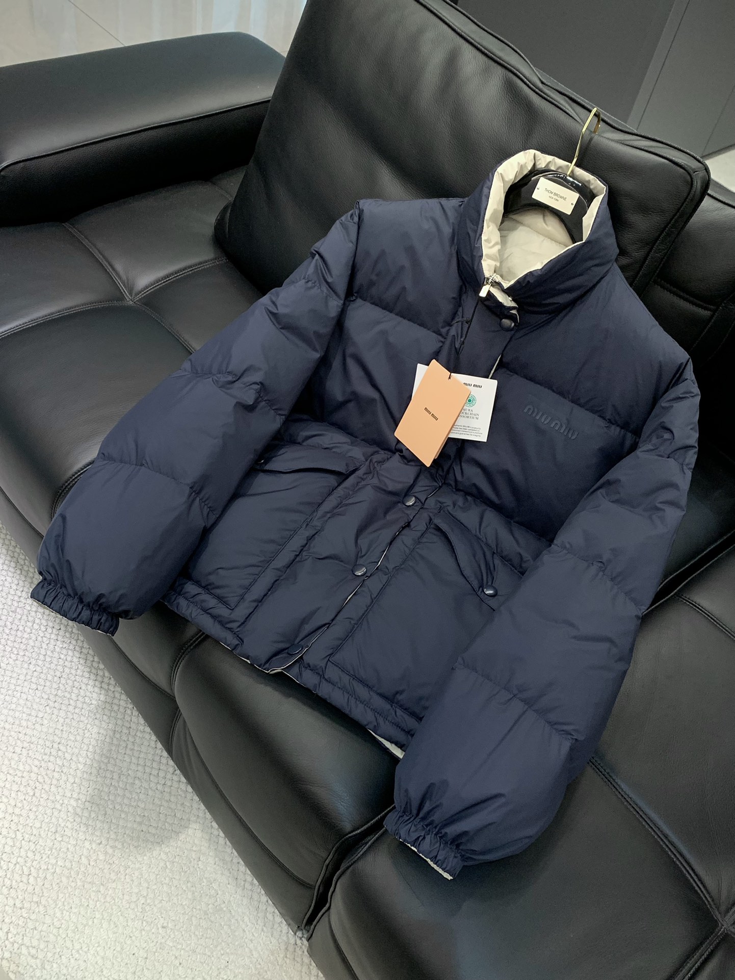 ，miu miu 2025冬季最新品，专柜同步有售，原单狠货，时尚休闲两面穿羽绒服外套，进口原版面料，上