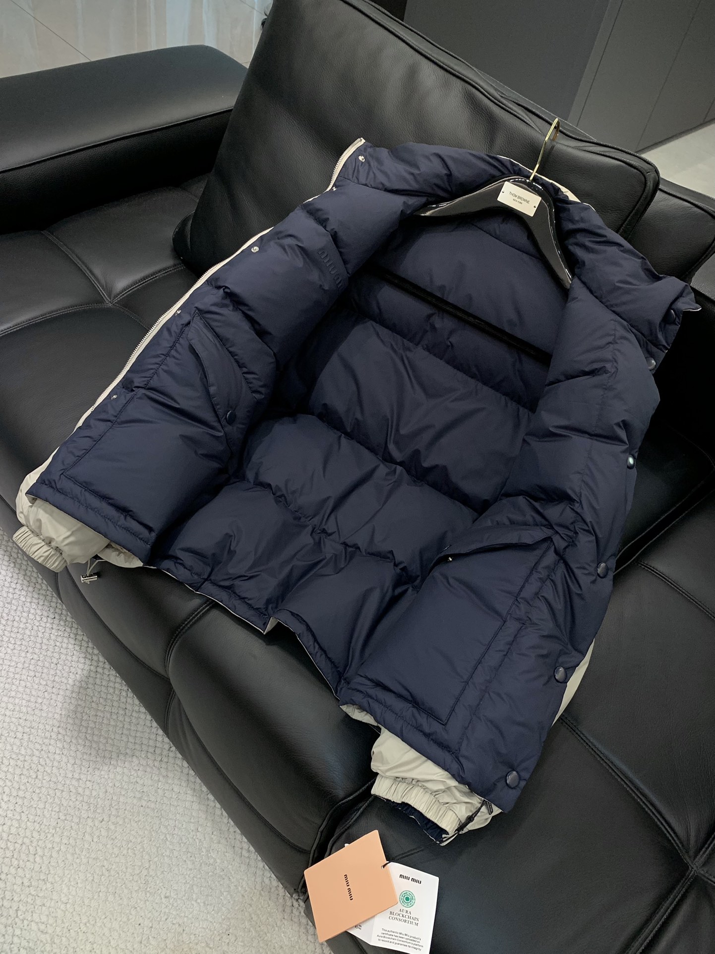 ，miu miu 2025冬季最新品，专柜同步有售，原单狠货，时尚休闲两面穿羽绒服外套，进口原版面料，上
