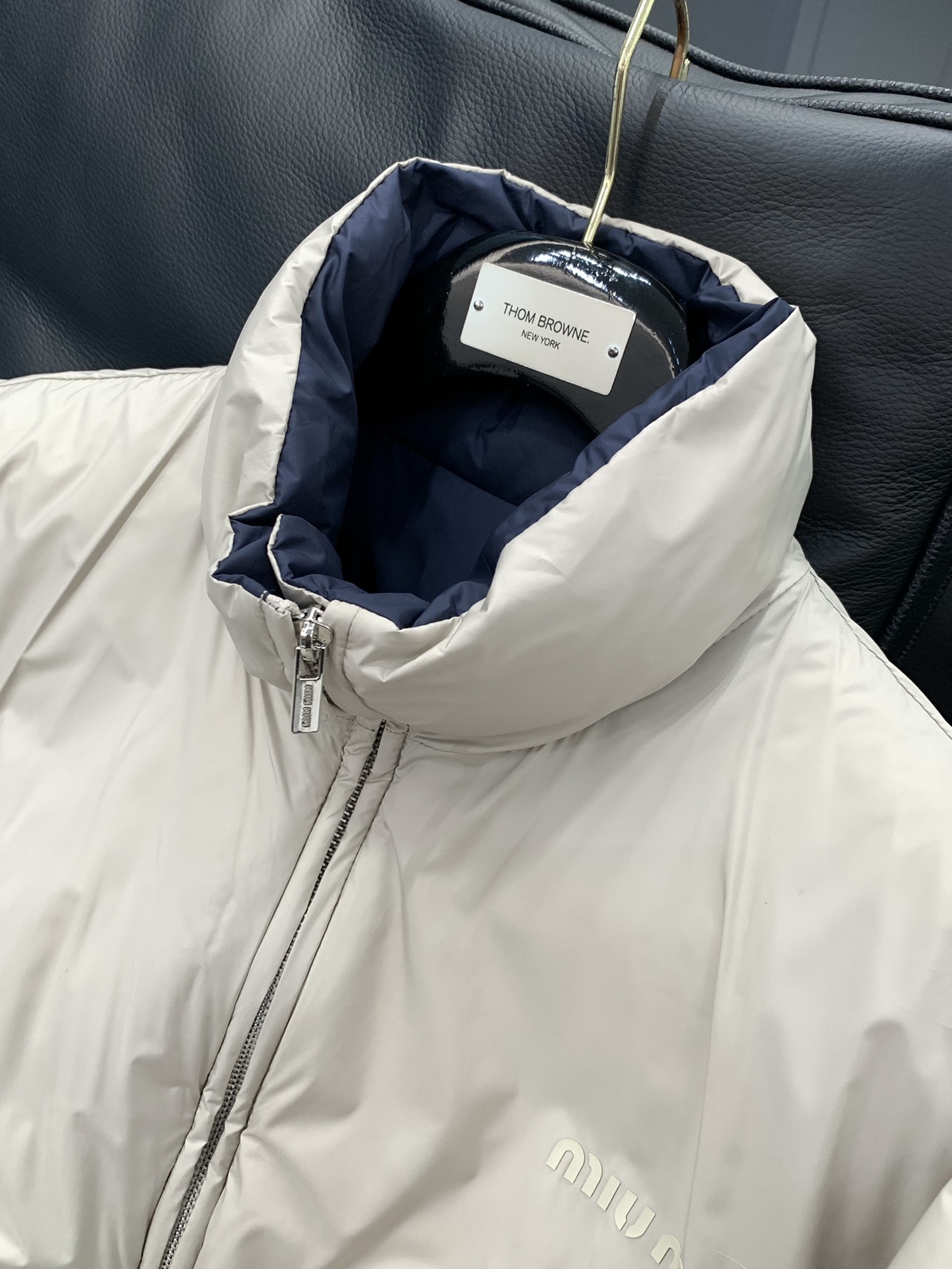 ，miu miu 2025冬季最新品，专柜同步有售，原单狠货，时尚休闲两面穿羽绒服外套，进口原版面料，上