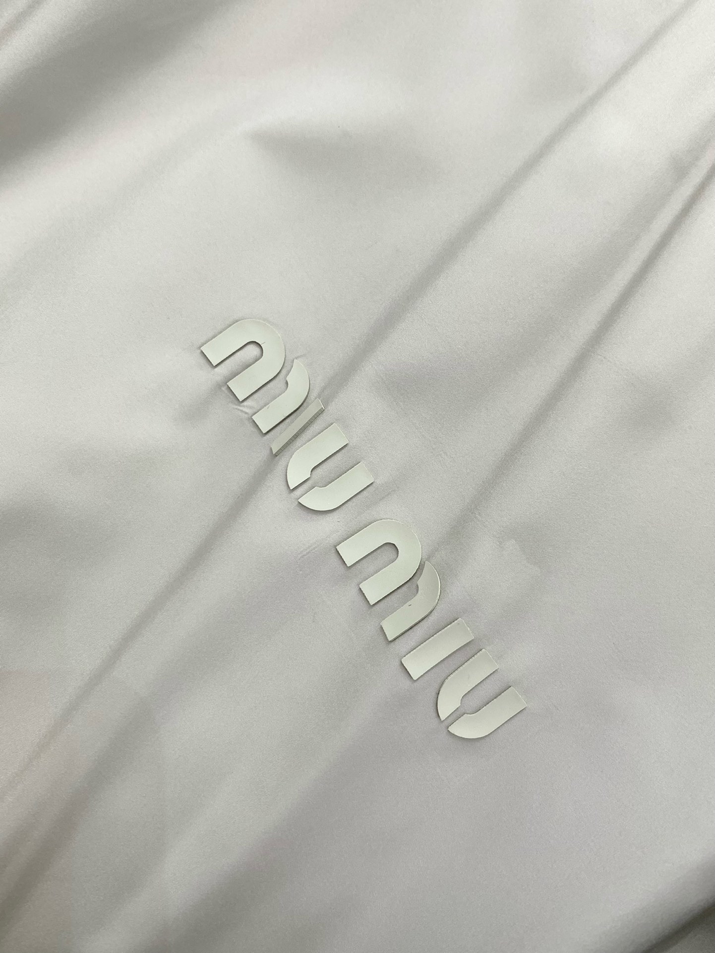 ，miu miu 2025冬季最新品，专柜同步有售，原单狠货，时尚休闲两面穿羽绒服外套，进口原版面料，上