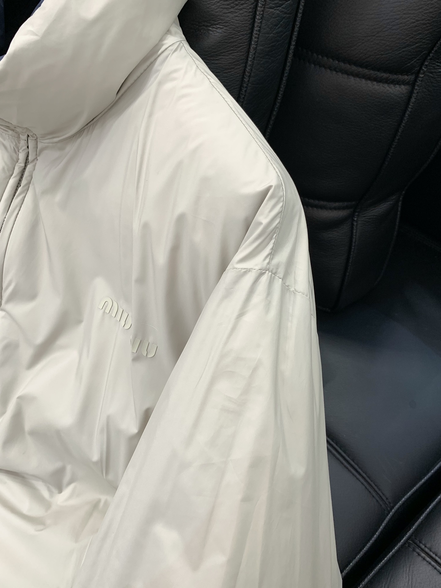 ，miu miu 2025冬季最新品，专柜同步有售，原单狠货，时尚休闲两面穿羽绒服外套，进口原版面料，上
