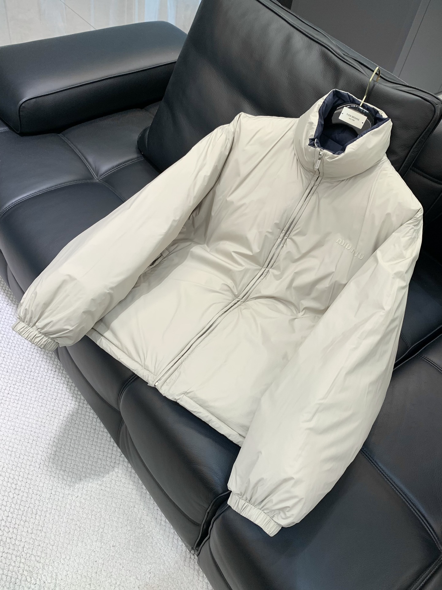 ，miu miu 2025冬季最新品，专柜同步有售，原单狠货，时尚休闲两面穿羽绒服外套，进口原版面料，上