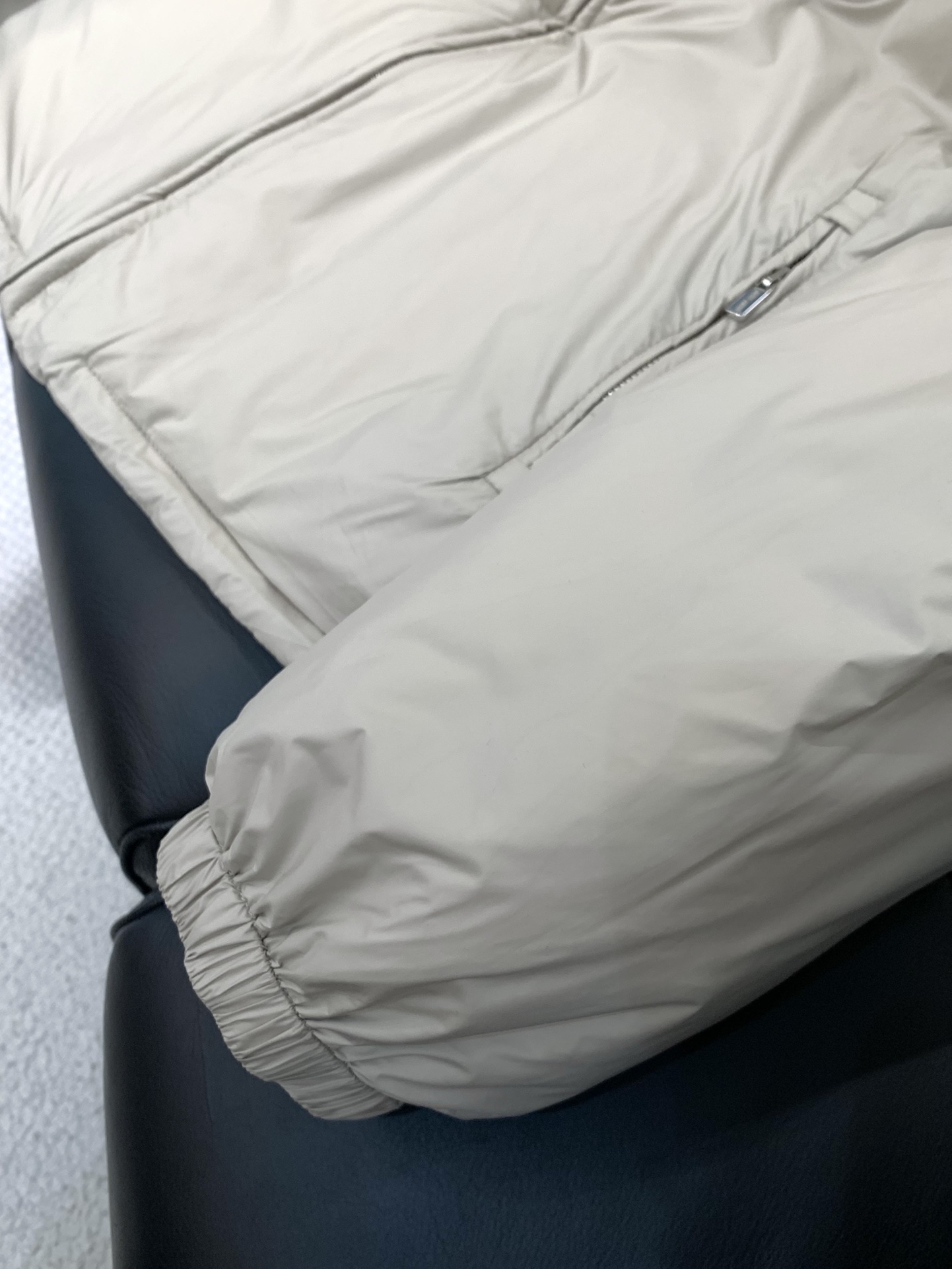 ，miu miu 2025冬季最新品，专柜同步有售，原单狠货，时尚休闲两面穿羽绒服外套，进口原版面料，上