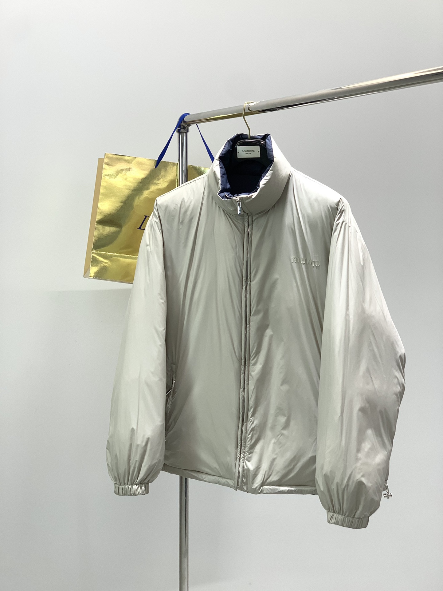 ，miu miu 2025冬季最新品，专柜同步有售，原单狠货，时尚休闲两面穿羽绒服外套，进口原版面料，上