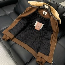 ,miu miu 2025冬季最新品,专柜同步有售,原单狠货,时尚休闲➕薄棉外套,进口原版面料,上身舒适 ,miu miu 2025冬季最新品,专柜同步有售,原单狠货,时尚休闲➕薄棉外套,进口原版面料,上身舒适