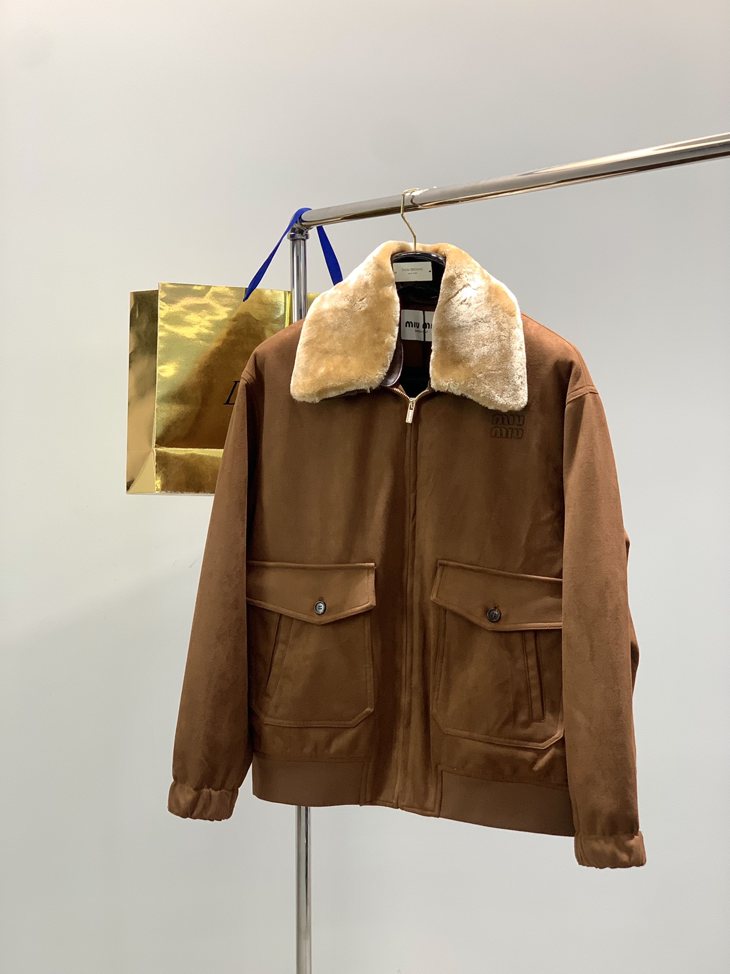 NO:546073,,miu miu miu 2025 winter latest product, special counters are available at the same time, original orders, fashionable and casual thin cotton jacket, imported original fabric, comfortable and breathable upper body, top-grade embroidery craft letter pattern decoration logo, original hardware and auxiliary decoration, extremely high grade, comfortable and versatile, handsome upper body, S-XL size SMLXL length 68707274 bust 58606264 shoulder width 54565860 sleeve length 61626364, miumiu, jackets & coats, alexander wang19860909,miu miu 2025冬季最新品,专柜同步有售,原单狠货,时尚休闲薄棉外套,进口原版面料,上身舒适透气,顶级刺绣工艺字母图案装饰logo,原版五金辅料装饰,档次极高,舒适百搭,上身帅气十足,码数S-XL 尺码SMLXL 衣长68707274 胸围58606264 肩宽54565860 袖长61626364,,miumiu,jackets & coats,alexander wang,Men's clothing