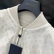 ,LouisVuitton 路易威登,2025秋季最新款,专柜同步有售,原单狠货,时尚休闲两面穿连帽外套 ,LouisVuitton 路易威登,2025秋季最新款,专柜同步有售,原单狠货,时尚休闲两面穿连帽外套