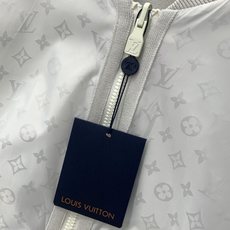,LouisVuitton 路易威登,2025秋季最新款,专柜同步有售,原单狠货,时尚休闲两面穿连帽外套 ,LouisVuitton 路易威登,2025秋季最新款,专柜同步有售,原单狠货,时尚休闲两面穿连帽外套