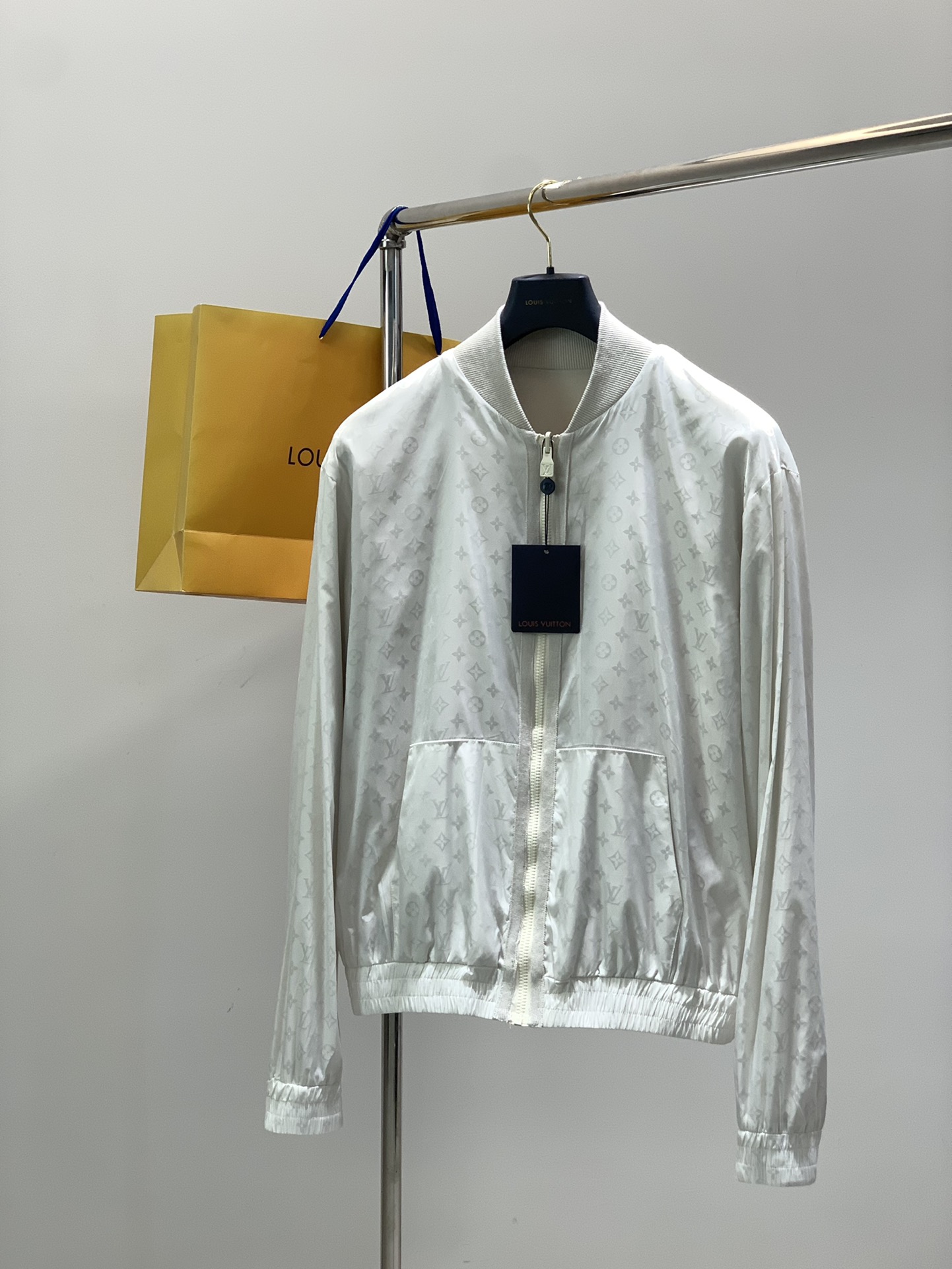 NO:546086,,LouisVuitton, the latest model for autumn 2025, available at the counter at the same time, original single product, fashionable and casual hooded jacket on both sides, very distinctive on the upper body!  Eye-catching and highlighted, imported original fabric, top-grade embroidery jacquard craft letter pattern decoration logo, original hardware accessories decoration, simple but not lacking in fashion, classic and atmospheric, comfortable and breathable, handsome and stylish on the upper body, S-Xl Size SMLXL Clothes 67697173 Shoulder width 54555657 Bust 119123127131 Sleeve length 67686970,,louis vuitton,louis vuitton,jackets & coats,hats,alexander wang19860909,LouisVuitton 路易威登,2025秋季最新款,专柜同步有售,原单狠货,时尚休闲两面穿连帽外套,上身很有特点！吸睛而有亮点,进口原版面料,顶级刺绣提花工艺字母图案装饰Logo,原版五金辅料装饰,简单而不失时尚,经典大气,舒适透气,上身帅气有型,码数S-Xl 尺码SMLXL 衣长67697173 肩宽54555657 胸围119123127131 袖长67686970,,louis vuitton,louis vuitton,jackets & coats,hats,alexander wang,Men's clothing