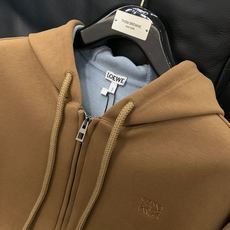 ,Loewe 罗意威,2025秋季最新款,专柜同步有售,原单狠货,时尚休闲连帽外套,上身很有特点!吸睛而 ,Loewe 罗意威,2025秋季最新款,专柜同步有售,原单狠货,时尚休闲连帽外套,上身很有特点!吸睛而