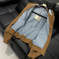 ,Loewe 罗意威,2025秋季最新款,专柜同步有售,原单狠货,时尚休闲连帽外套,上身很有特点!吸睛而 ,Loewe 罗意威,2025秋季最新款,专柜同步有售,原单狠货,时尚休闲连帽外套,上身很有特点!吸睛而