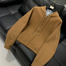 ,Loewe 罗意威,2025秋季最新款,专柜同步有售,原单狠货,时尚休闲连帽外套,上身很有特点!吸睛而 ,Loewe 罗意威,2025秋季最新款,专柜同步有售,原单狠货,时尚休闲连帽外套,上身很有特点!吸睛而