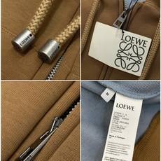 ,Loewe 罗意威,2025秋季最新款,专柜同步有售,原单狠货,时尚休闲连帽外套,上身很有特点!吸睛而 ,Loewe 罗意威,2025秋季最新款,专柜同步有售,原单狠货,时尚休闲连帽外套,上身很有特点!吸睛而