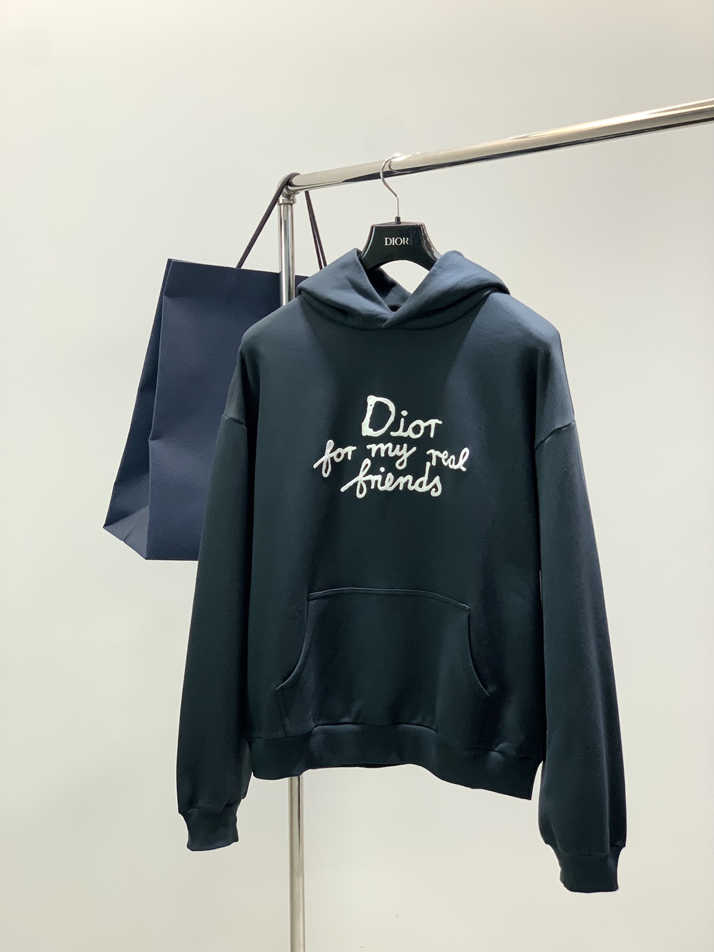 NO:545996,,Dior Dior, 2025 autumn and winter new products, available at the same time for counters, simple and fashionable casual velvet hooded sweatshirt, original imported fabric, comfortable and breathable, exquisite embroidery craft letter pattern logo, extremely high-end, unique design, fashionable and handsome on the upper body!  Size S-XL Size SMLXL Clothes Length 66676869 Bust 119123127131 Shoulder width 59616365 Sleeve length 57585960,,dior,dior,hoodie,sweatshirts,hats,alexander wang19860909,Dior 迪奥, 2025秋冬新品,专柜同步有售,简约时尚休闲绒连帽卫衣,原版进口面料,舒适透气,精致刺绣工艺字母图案logo,档次极高,独特设计,上身时尚帅气！码数S-XL 尺码SMLXL 衣长66676869 胸围119123127131 肩宽59616365 袖长57585960,,dior,dior,hoodie,sweatshirts,hats,alexander wang,Men's clothing