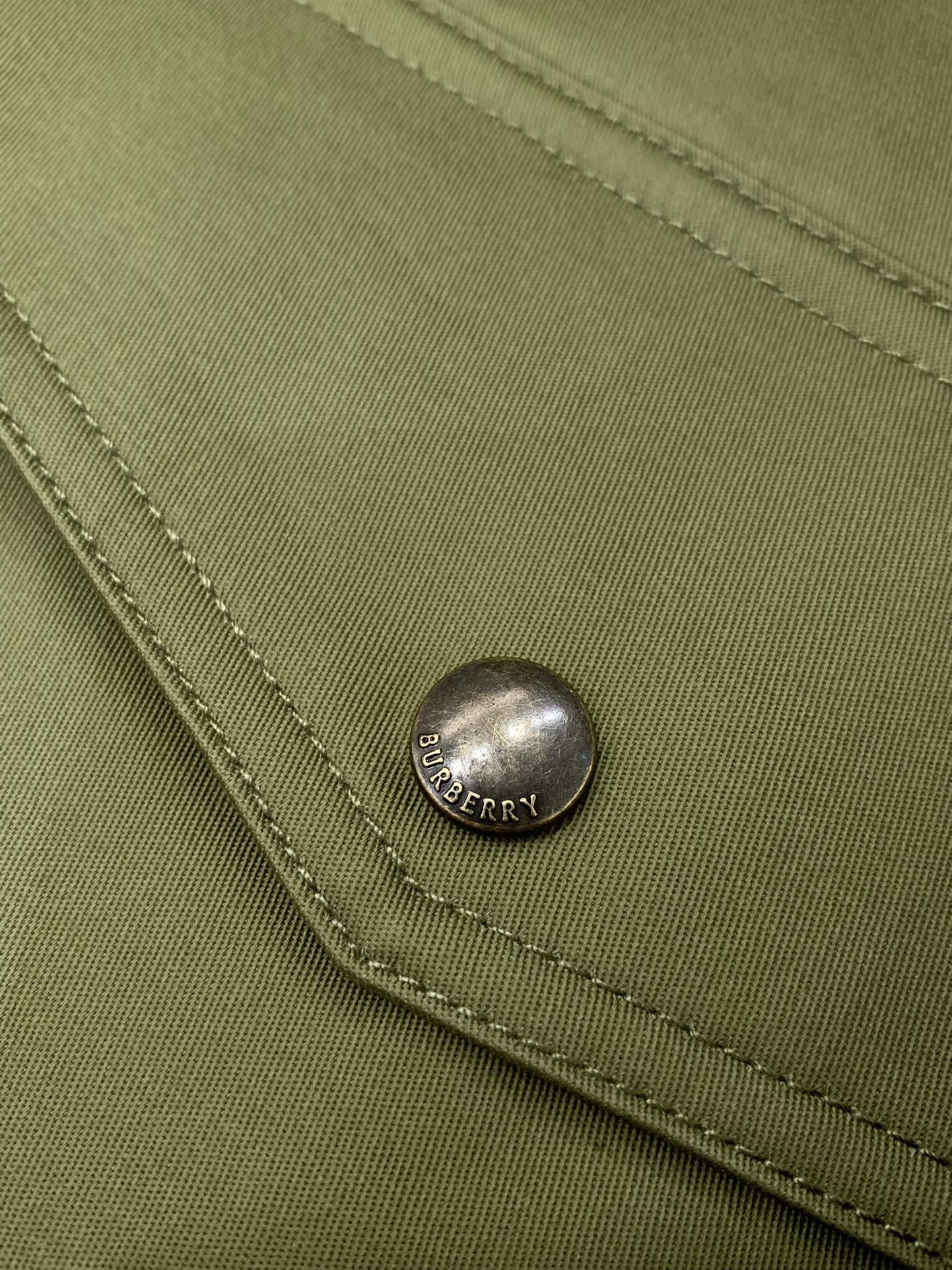 ，Burberry 巴宝莉，2025秋季最新品，专柜同步有售，原单狠货，时尚休闲翻领外套，进口原版面料，