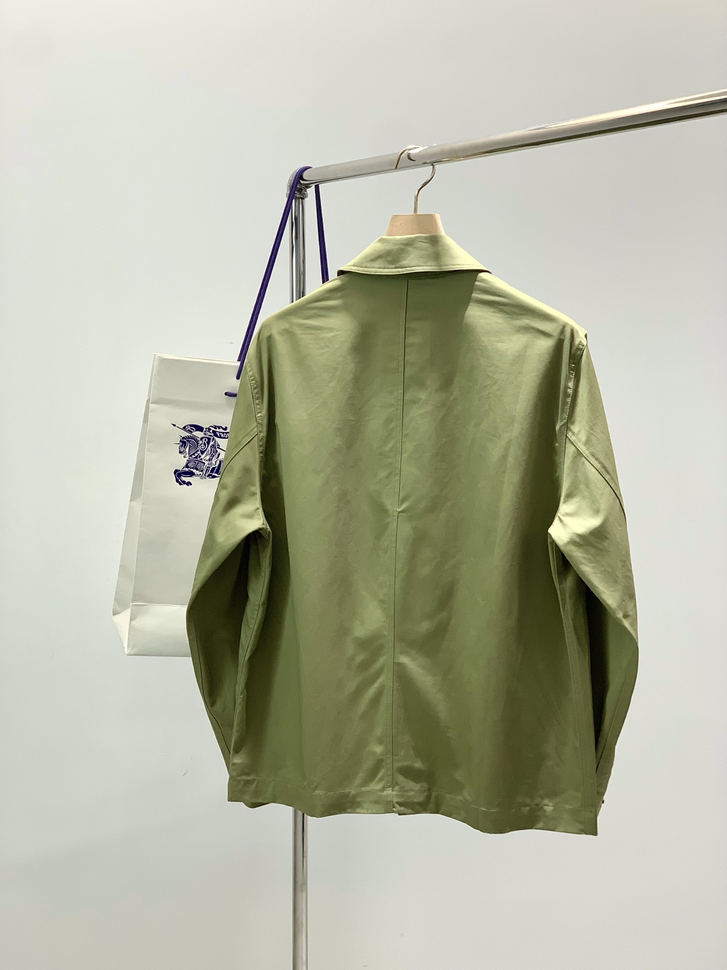 ，Burberry 巴宝莉，2025秋季最新品，专柜同步有售，原单狠货，时尚休闲翻领外套，进口原版面料，