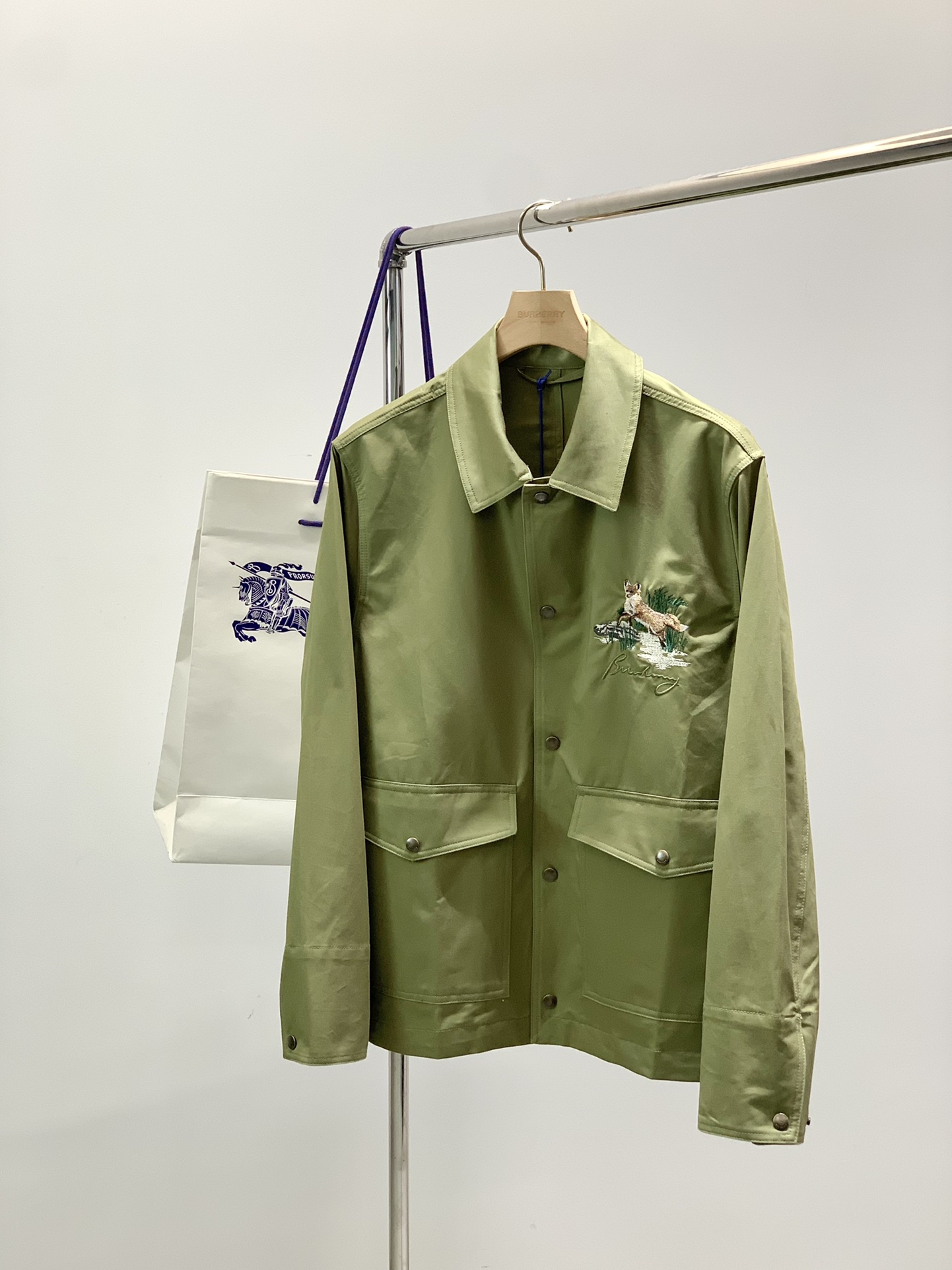 NO:545988,,Burberry Burberry, the latest autumn products for 2025, available at the counter at the same time, original singles, fashionable and casual lapel jacket, imported original fabric, comfortable and breathable upper body, top-grade embroidery craft letter pattern decoration logo, original hardware and auxiliary decoration, extremely high grade, comfortable and versatile, handsome upper body, S-XL size SMLXL length 71727374 bust 116120124128 shoulder width 48495051 sleeve length 63646566, ,burberry,burberry, jackets & coats,alexander wang19860909,Burberry 巴宝莉,2025秋季最新品,专柜同步有售,原单狠货,时尚休闲翻领外套,进口原版面料,上身舒适透气,顶级刺绣工艺字母图案装饰logo,原版五金辅料装饰,档次极高,舒适百搭,上身帅气十足,码数S-XL 尺码SMLXL 衣长71727374 胸围116120124128 肩宽48495051 袖长63646566,,burberry,burberry,jackets & coats,alexander wang,Men's clothing