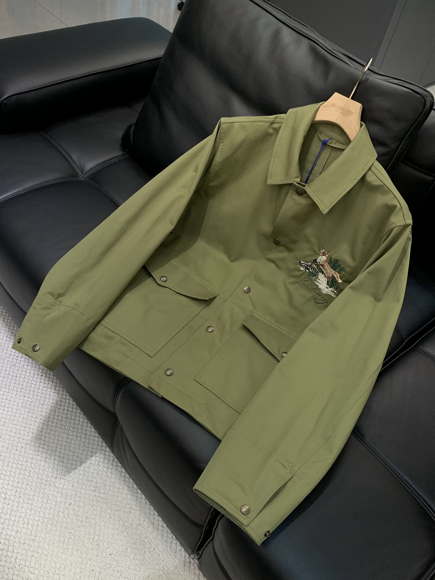 ，Burberry 巴宝莉，2025秋季最新品，专柜同步有售，原单狠货，时尚休闲翻领外套，进口原版面料，