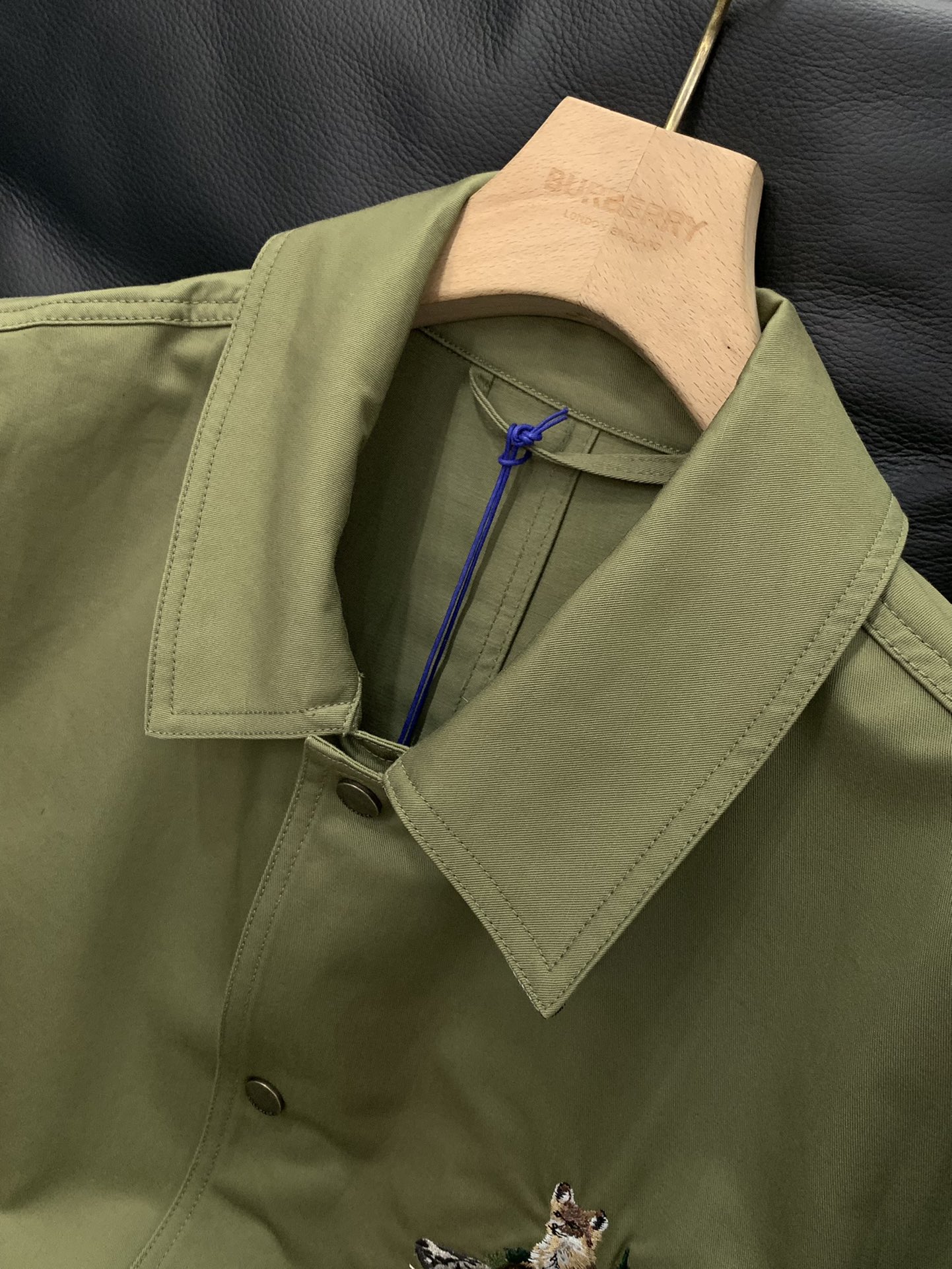 ，Burberry 巴宝莉，2025秋季最新品，专柜同步有售，原单狠货，时尚休闲翻领外套，进口原版面料，