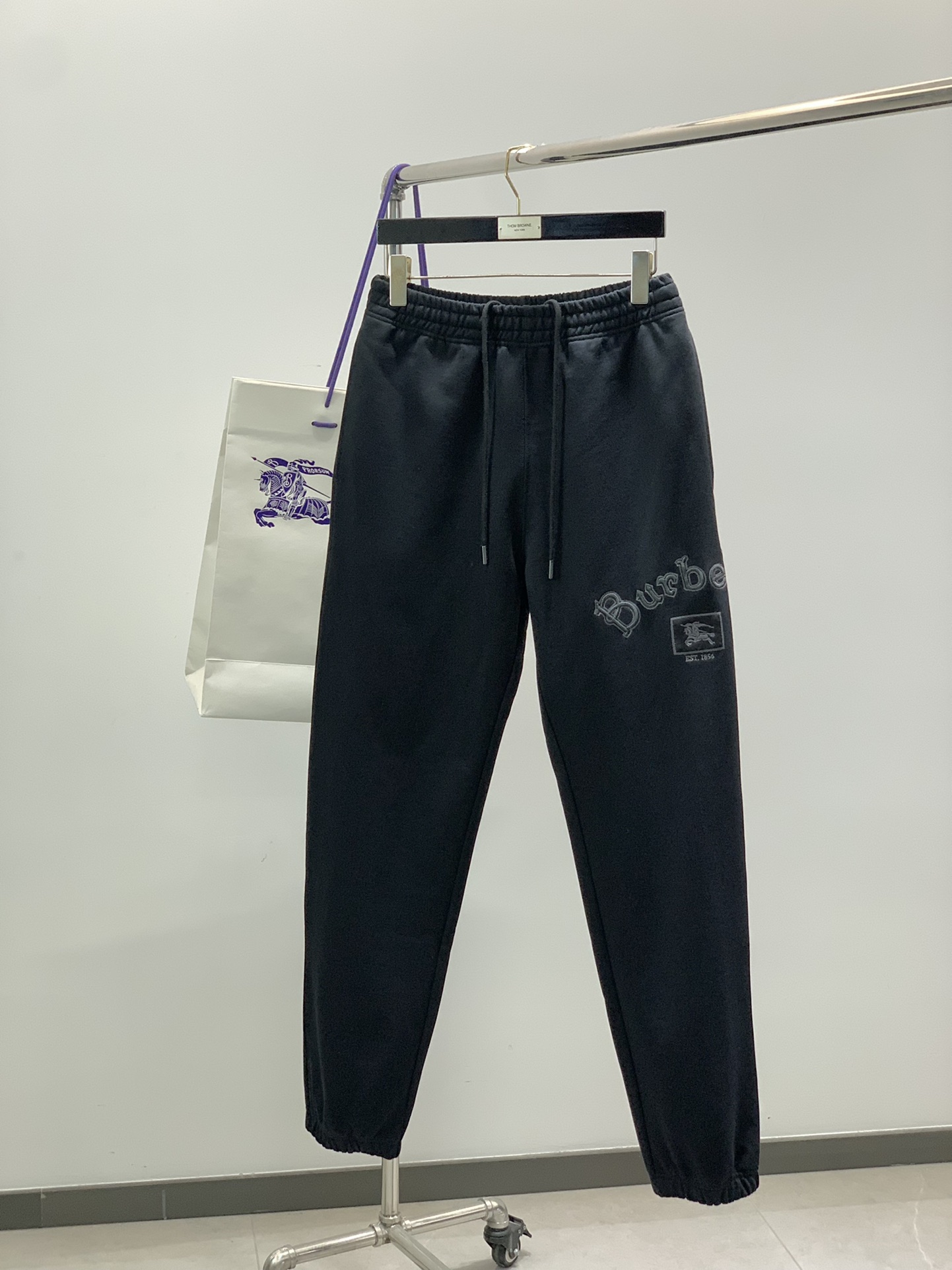 NO:546035,,Burberry Burberry, the latest autumn products for 2025, available at the counter at the same time, original singles, fashionable casual pants, imported original fabric, comfortable and breathable upper body, top-grade embroidery craft letter pattern logo, original hardware and auxiliary decoration, extremely high grade, comfortable and versatile, top-body handsome, S-XL size SMLXL trousers length 112113114115 Waist circumference 65697377 hip circumference 106110114118 /,,burberry,burberry,alexander wang19860909,Burberry 巴宝莉,2025秋季最新品,专柜同步有售,原单狠货,时尚休闲裤,进口原版面料,上身舒适透气,顶级刺绣工艺字母图案logo,原版五金辅料装饰,档次极高,舒适百搭,上身帅气十足,码数S-XL 尺码SMLXL 裤长112113114115 腰围65697377 臀围106110114118 /,,burberry,burberry,alexander wang,Men's clothing