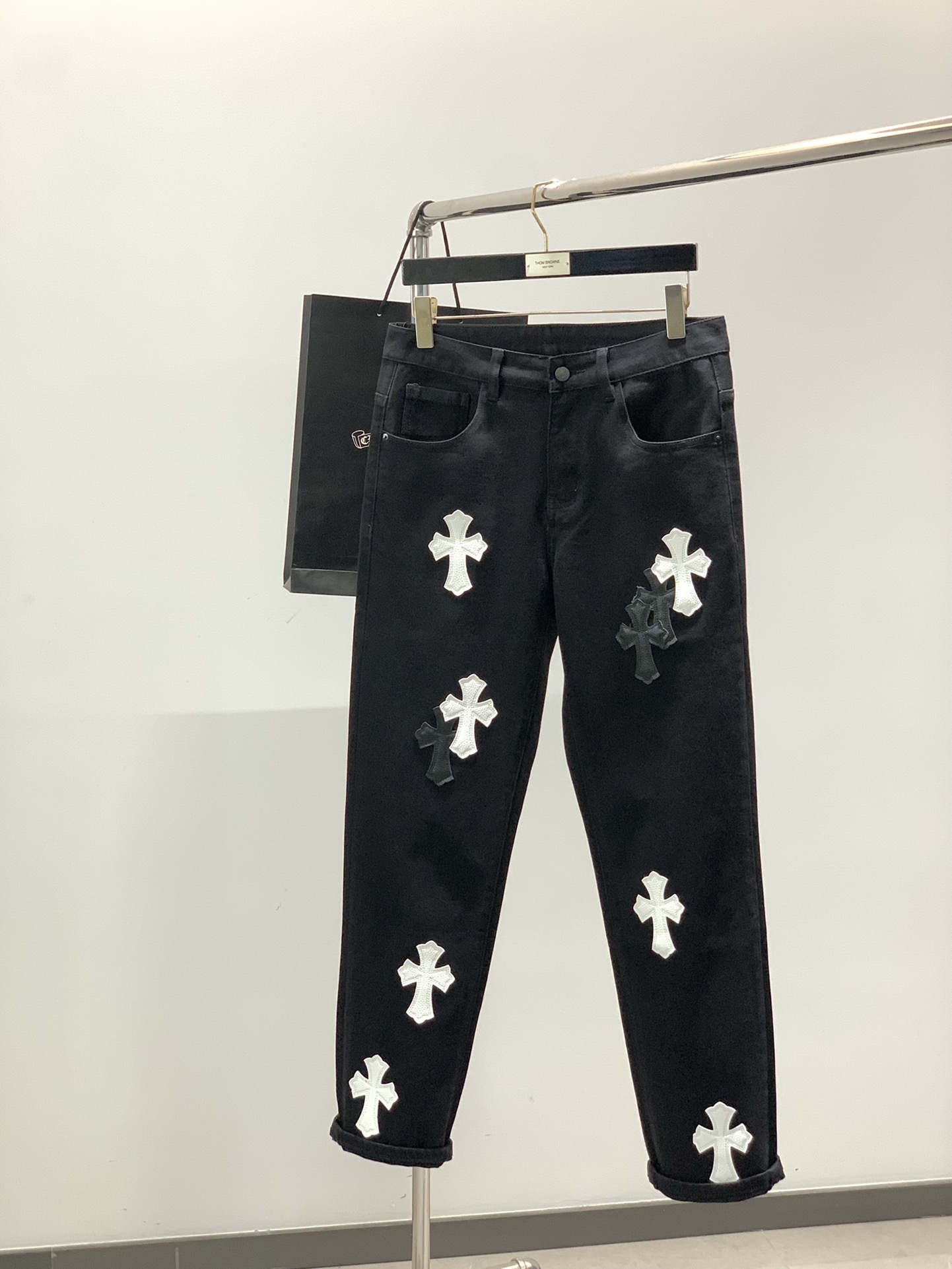 NO:546067,, Chrome Hearts, 2025 autumn new product, available at counters simultaneously, original goods, fashionable and casual washed jeans, using imported original fabrics, top embroidery crafts letter pattern logo, original hardware accessories decoration, unique design, fashionable and handsome upper body, code number 28-38,, chrome hearts, chrome hearts, jeans, alexander wang19860909,Chrome Hearts 克罗心,2025秋季新品,专柜同步有售,原单狠货,时尚休闲水洗牛仔裤,采用进口原版面料,顶级刺绣工艺字母图案logo,原版五金辅料装饰,独特设计,上身时尚帅气,码数28-38,,chrome hearts,chrome hearts,jeans,alexander wang,Men's clothing