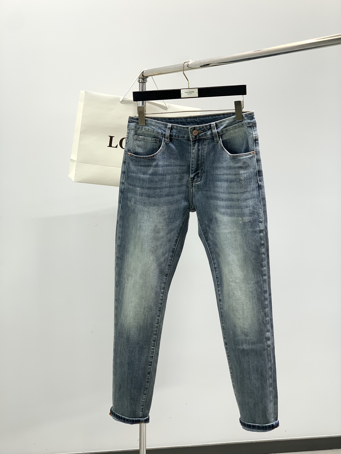NO:546039,,Loewe Loewe, 2025 autumn new products, available at counters simultaneously, original goods, fashionable and casual washed stretch jeans, using imported original washed stretch fabrics, top-notch printing technology letter pattern logo, original hardware accessories decoration, unique design, fashionable and handsome upper body, code number 28-38,,loewe,loewe,jeans,alexander wang19860909,Loewe罗意威,2025秋季新品,专柜同步有售,原单狠货,时尚休闲水洗弹力牛仔裤,采用进口原版水洗弹力面料,顶级印花工艺字母图案logo,原版五金辅料装饰,独特设计,上身时尚帅气,码数28-38,,loewe,loewe,jeans,alexander wang,Men's clothing