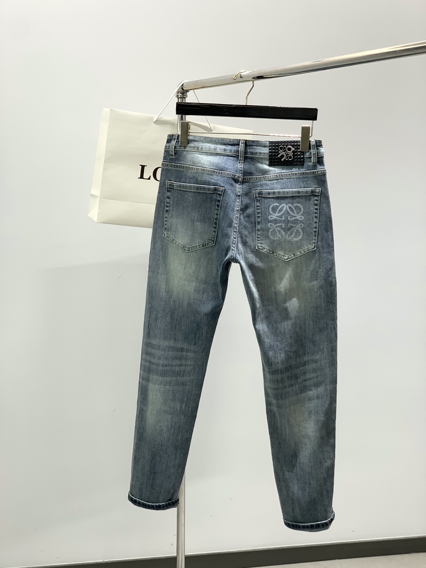 ，Loewe罗意威，2025秋季新品，专柜同步有售，原单狠货，时尚休闲水洗弹力牛仔裤，采用进口原版水洗弹