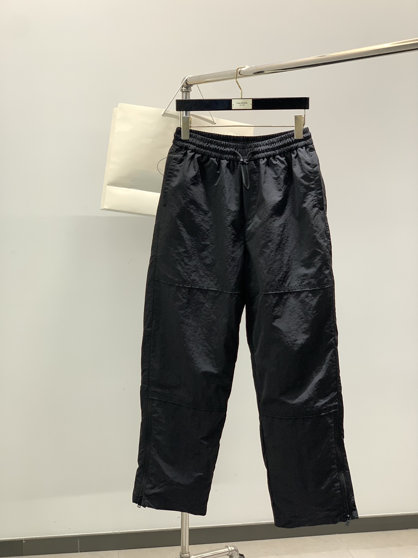 NO:546042,,PRADA Prada, the latest winter products in 2025, available at the same time for counters, fashionable casual velvet double-layer trousers, imported original fabrics, extremely complex workmanship, the only channel that can be used as a purchasing agent level, top-level glue printing craft letter pattern logo, original hardware and auxiliary decoration, extremely high grade, comfortable and versatile, handsome and stylish upper body, code M-3XL,,prada,prada,alexander wang19860909,PRADA 普拉达,2025冬季最新品,专柜同步有售,时尚休闲绒双层长裤,进口原版面料,做工极为复杂,唯一可以做代购级别的渠道狠货,顶级印胶工艺字母图案logo,原版五金辅料装饰,档次极高,舒适百搭,上身帅气有型,码数M-3XL,,prada,prada,alexander wang,Men's clothing