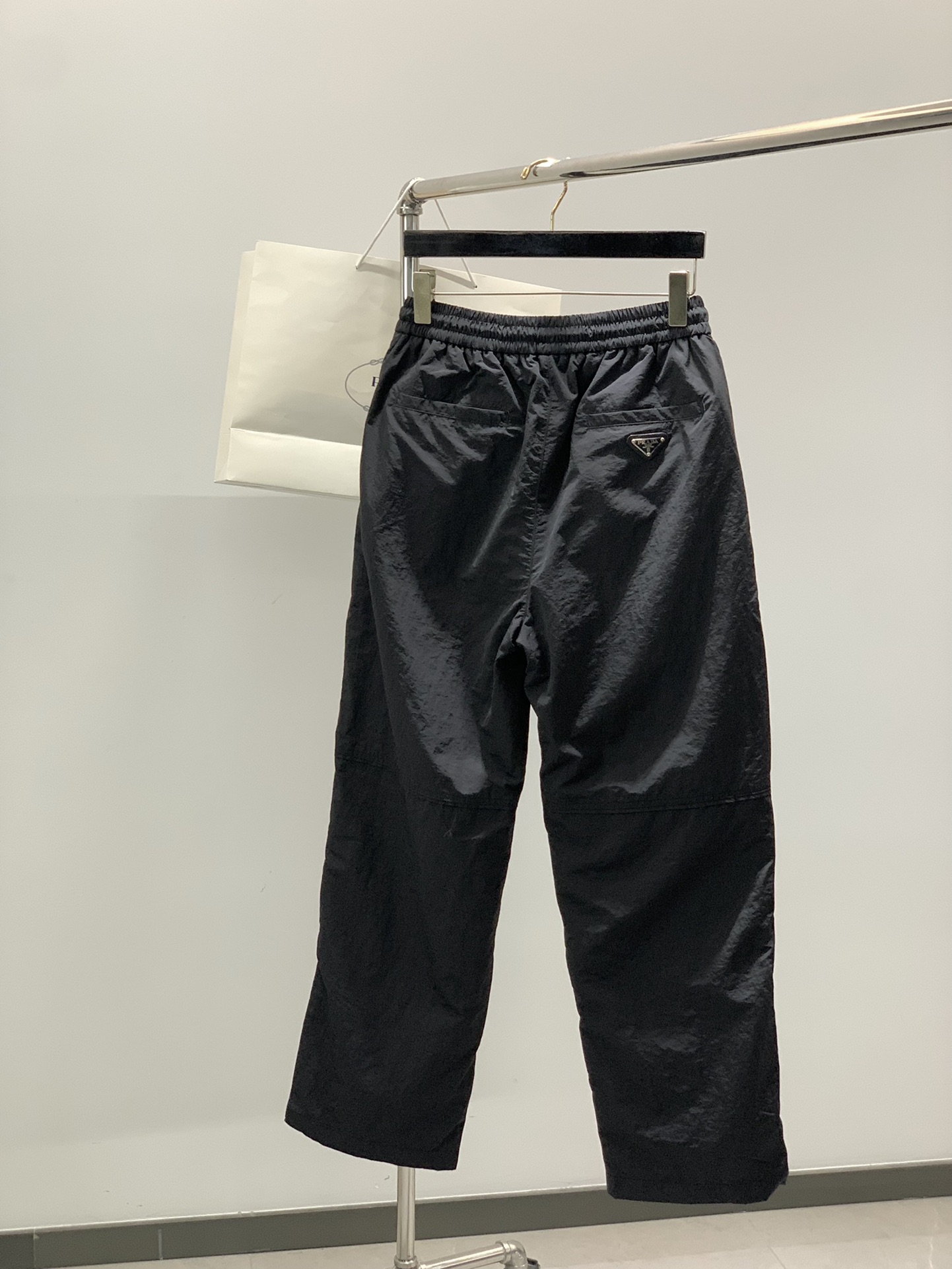 ，PRADA 普拉达，2025冬季最新品，专柜同步有售，时尚休闲➕绒双层长裤，进口原版面料，做工极为复杂