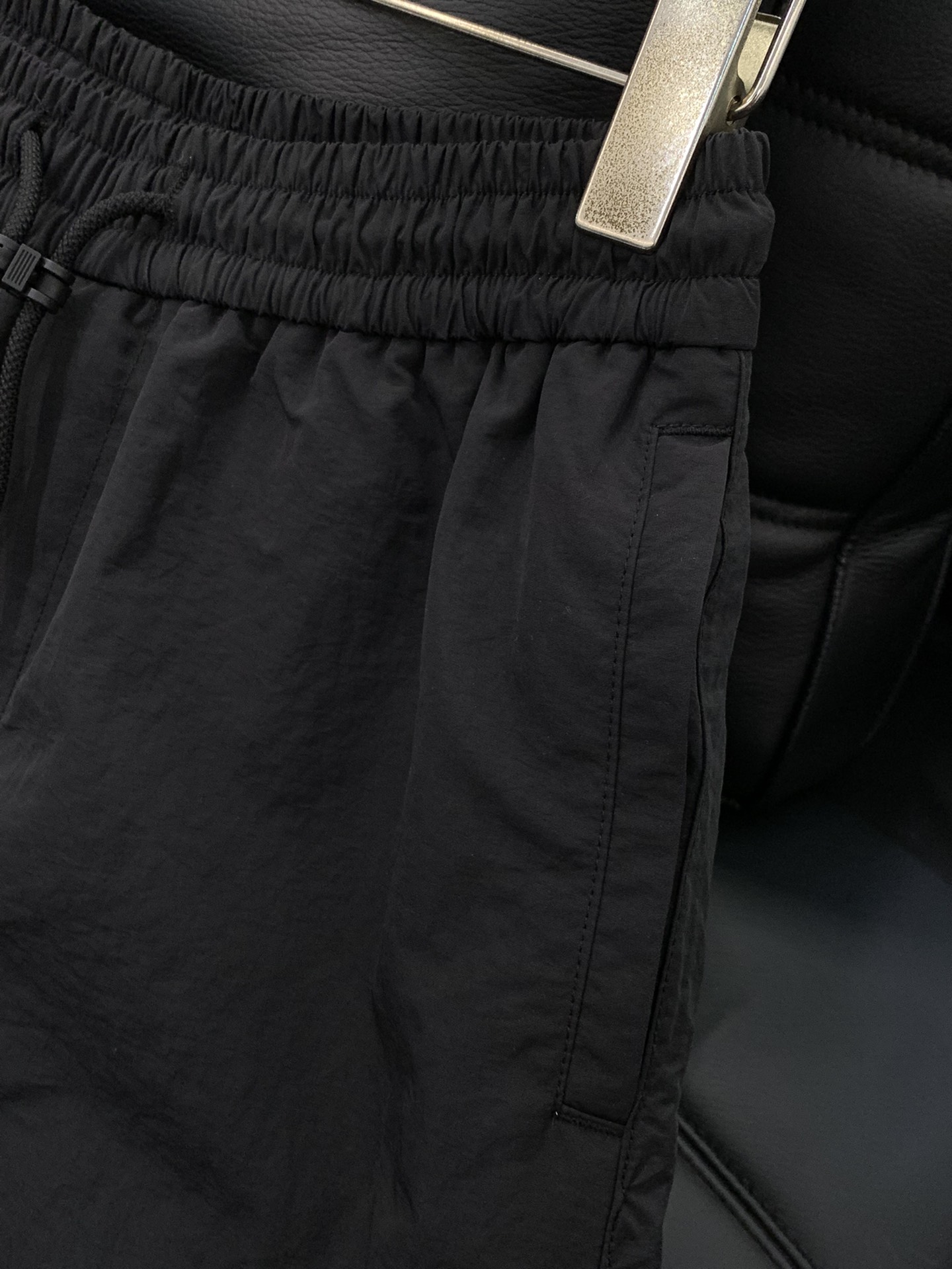 ，PRADA 普拉达，2025冬季最新品，专柜同步有售，时尚休闲➕绒双层长裤，进口原版面料，做工极为复杂