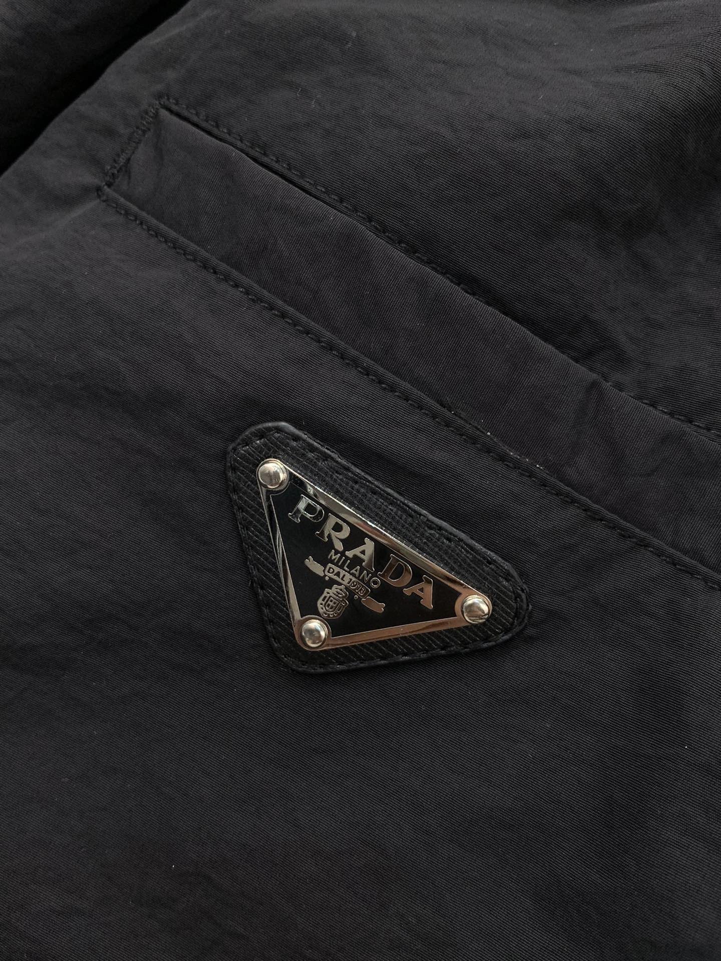 ，PRADA 普拉达，2025冬季最新品，专柜同步有售，时尚休闲➕绒双层长裤，进口原版面料，做工极为复杂