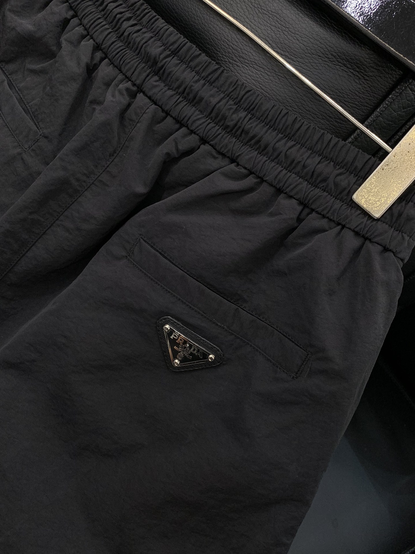 ，PRADA 普拉达，2025冬季最新品，专柜同步有售，时尚休闲➕绒双层长裤，进口原版面料，做工极为复杂