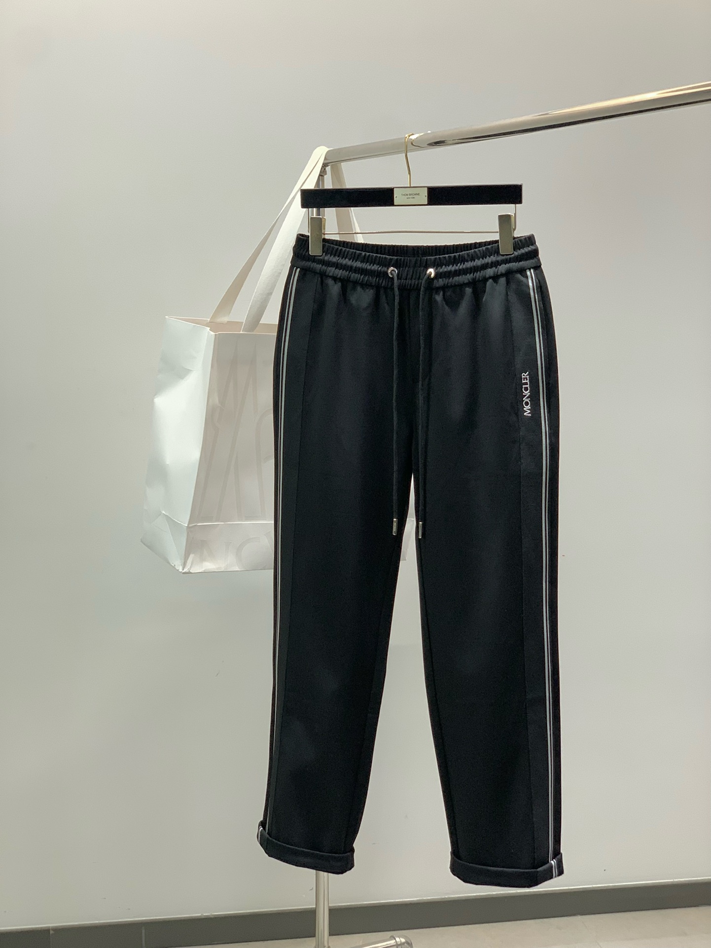 NO:546051,,Moncler mask, the latest products for autumn and winter 2025, available at the counter at the same time, original single goods, fashionable casual pants, imported original fabric, top-grade embroidery craft letter pattern logo, original hardware and auxiliary materials decoration, simple but not lacking in fashion, fashionable and handsome upper body, code M-3XL, Moncler, alexander wang19860909,Moncler 蒙口,2025秋冬最新品,专柜同步有售,原单狠货,时尚休闲裤,采用进口原版面料,顶级刺绣工艺字母图案logo,原版五金辅料装饰,简单而不失时尚,上身时尚帅气,码数M-3XL,,Moncler,alexander wang,Men's clothing